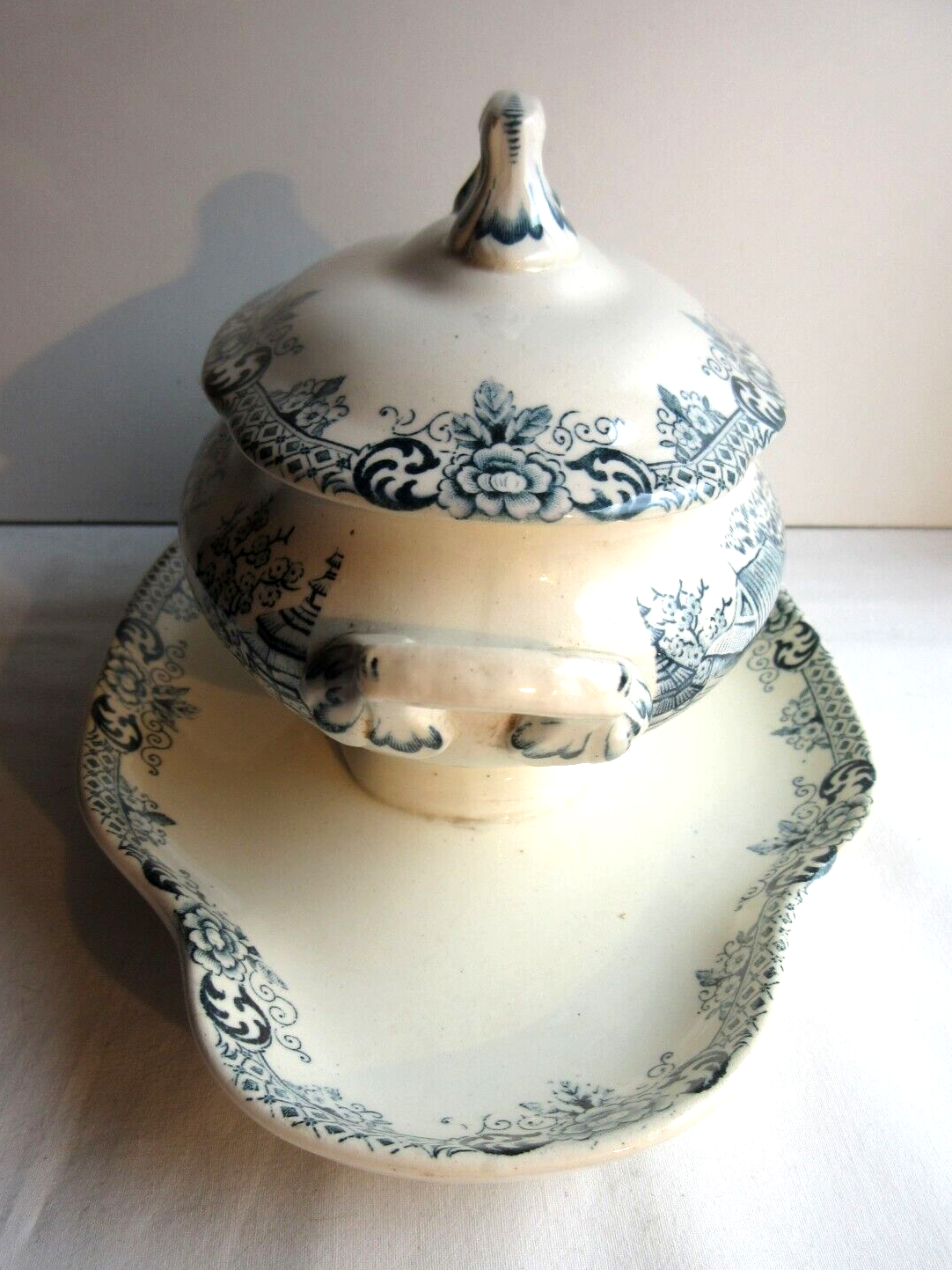 Sauce boat couvert, terre de fer gris-bleu: saïgon, choisy le roi hb & cie.