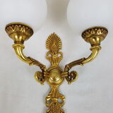 Wall light in gilded bronze and opaque glass globe