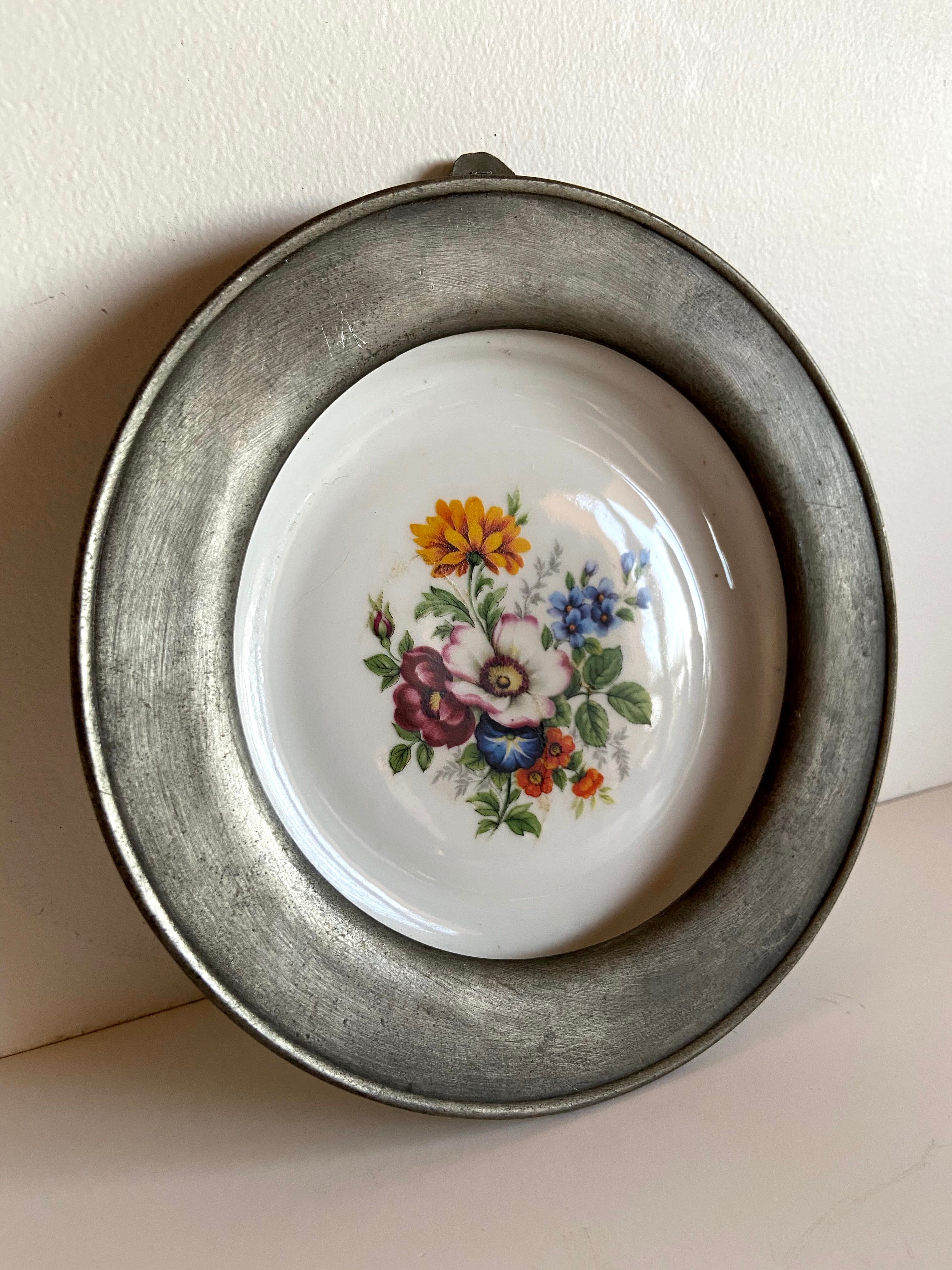 Decorative tin contour plate