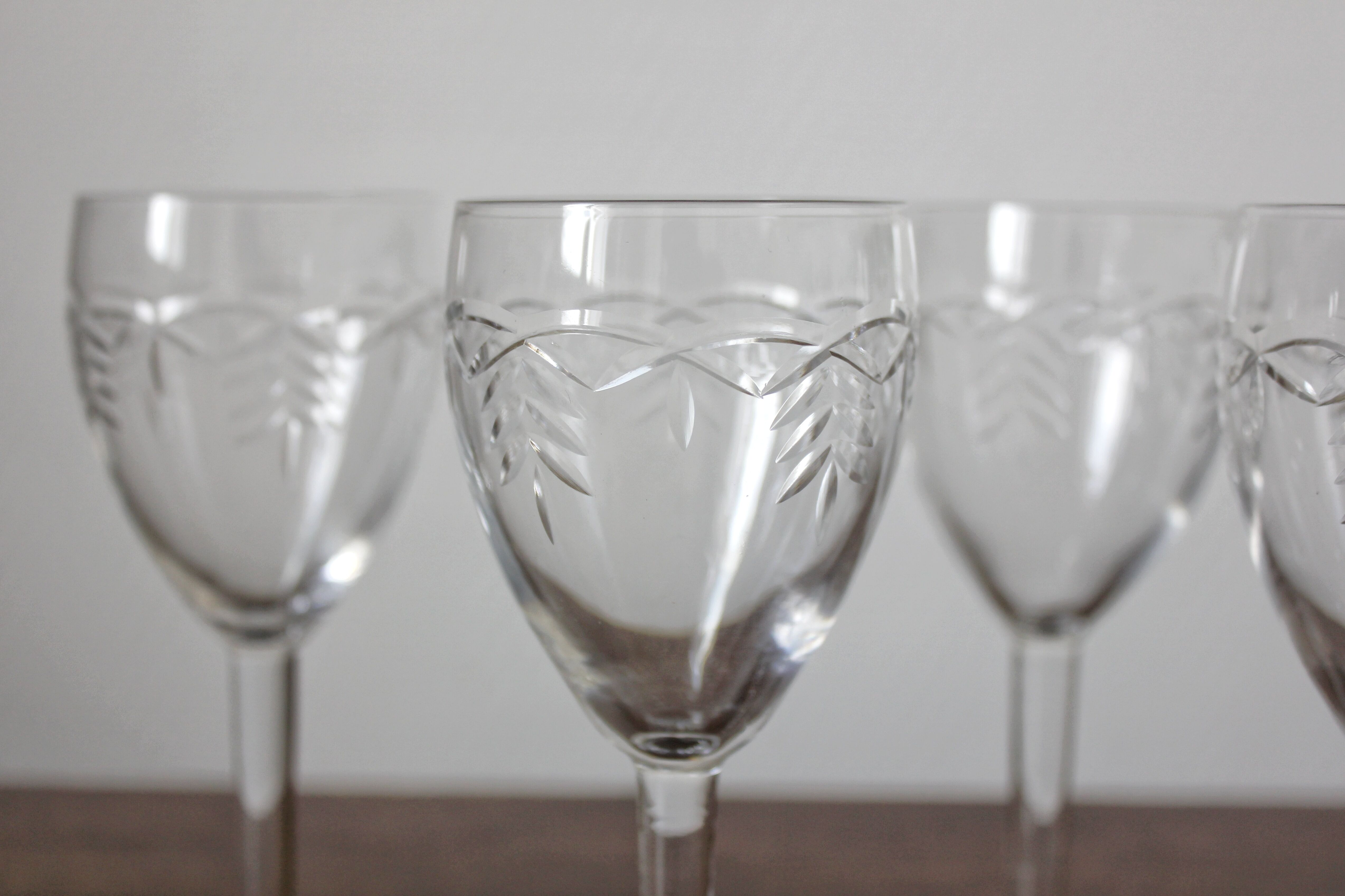 8 vintage-style engraved crystal red wine glasses