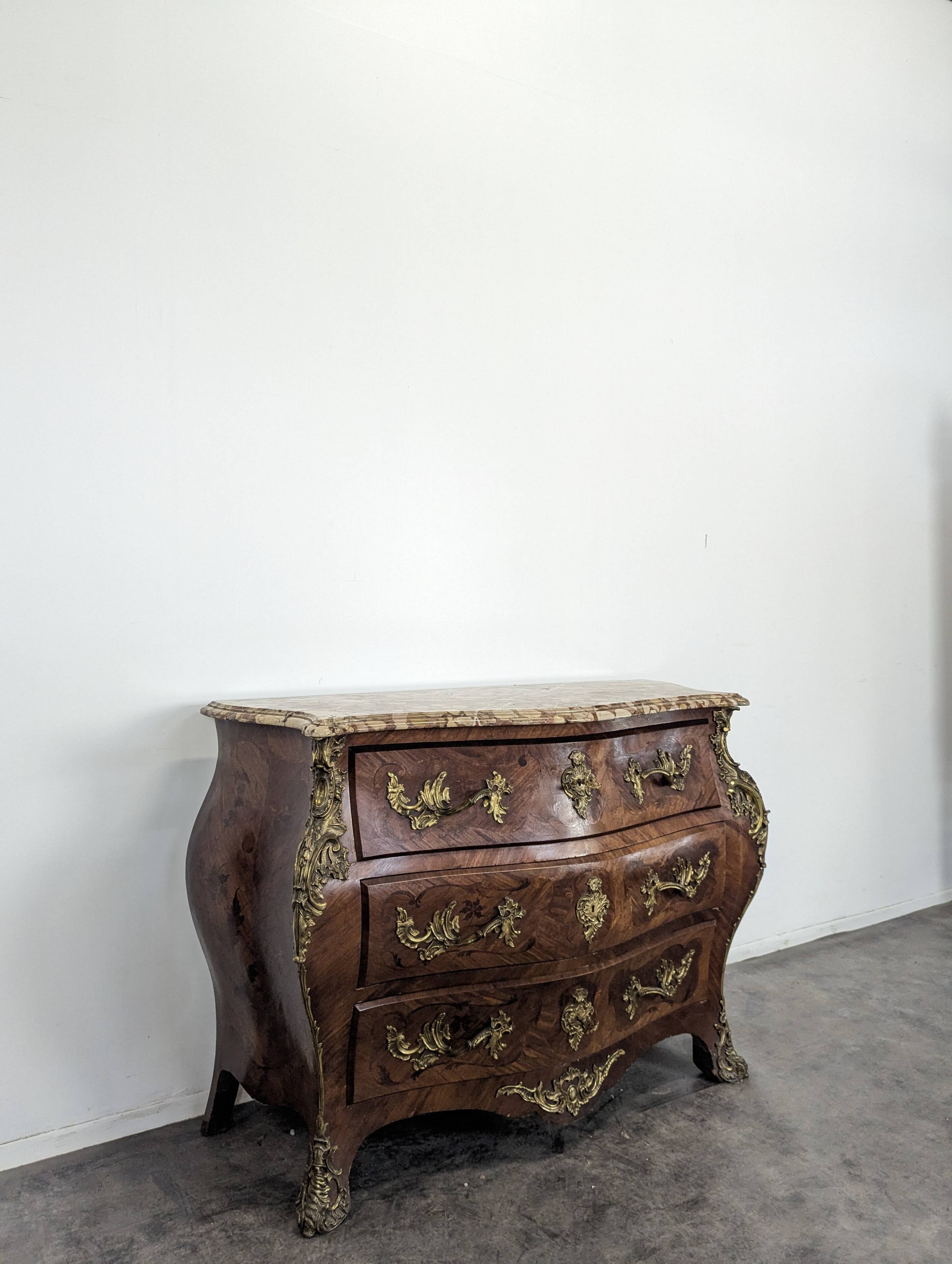 Commode tombeau de style Régence fin XIXème