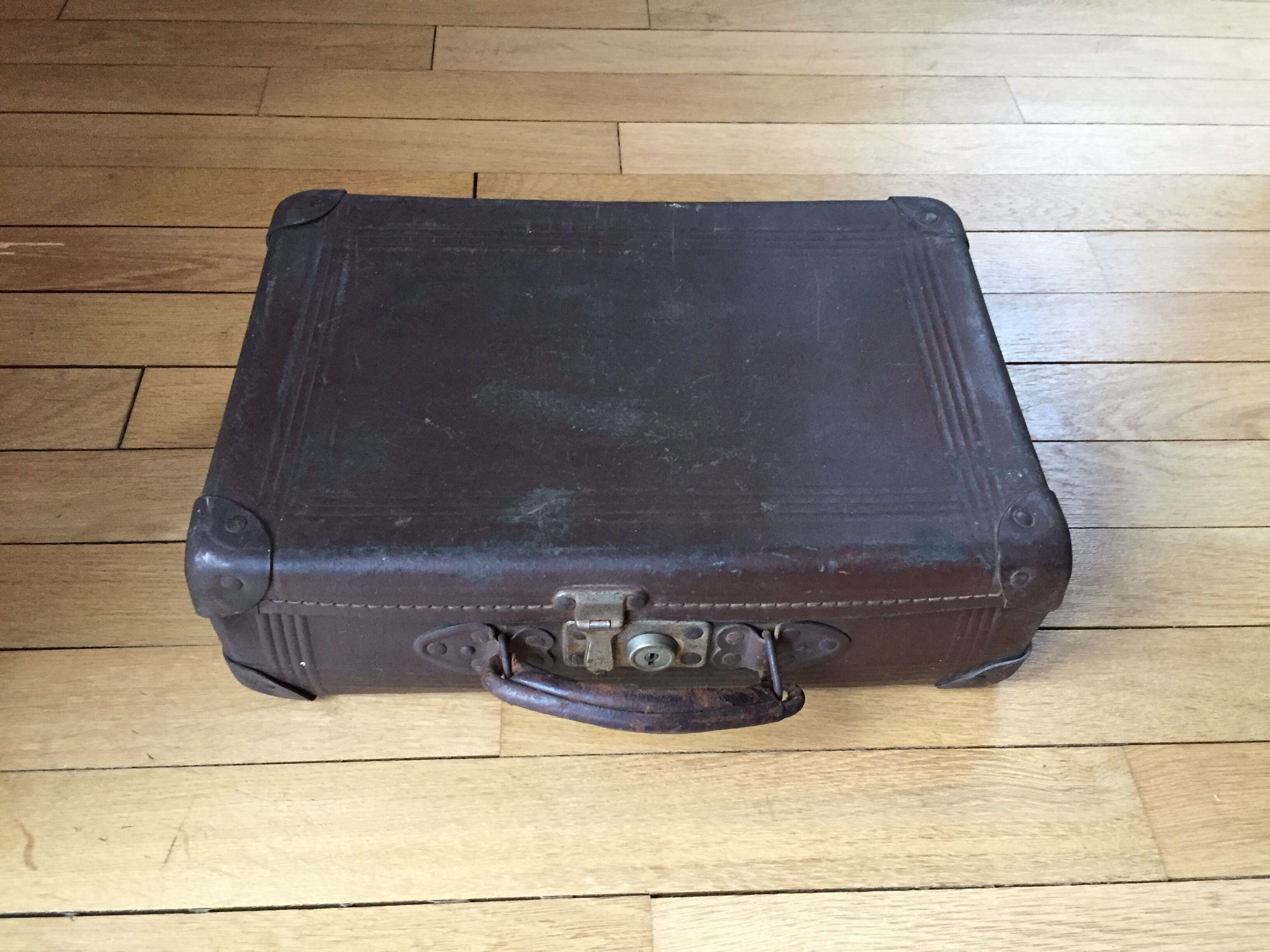 Lot of two suitcases made of vintage green cardboard and chocolate