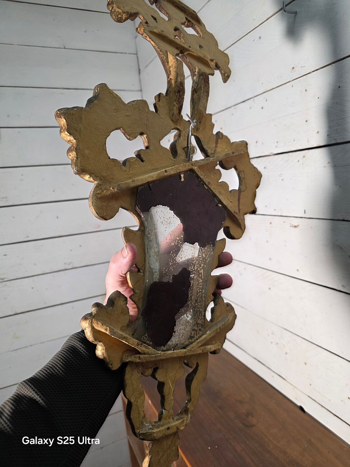 Italian mirror in gilded wood with gold leaf from the 18th century.