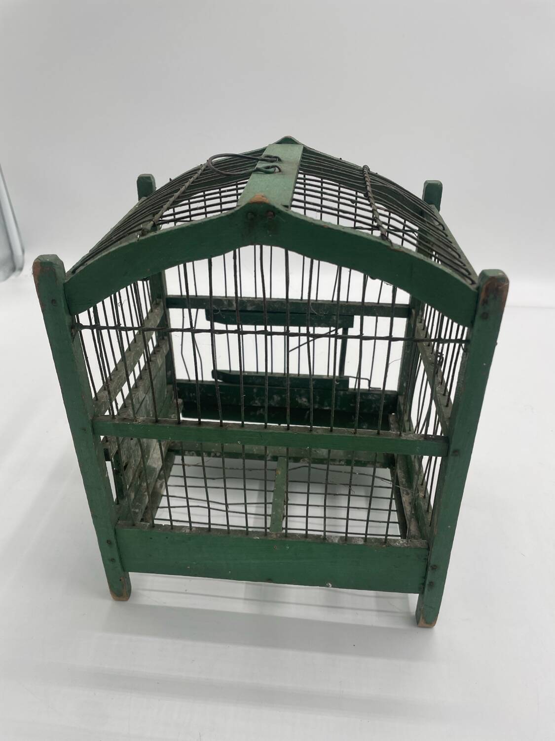 Ancienne petite cage à oiseaux verte en bois