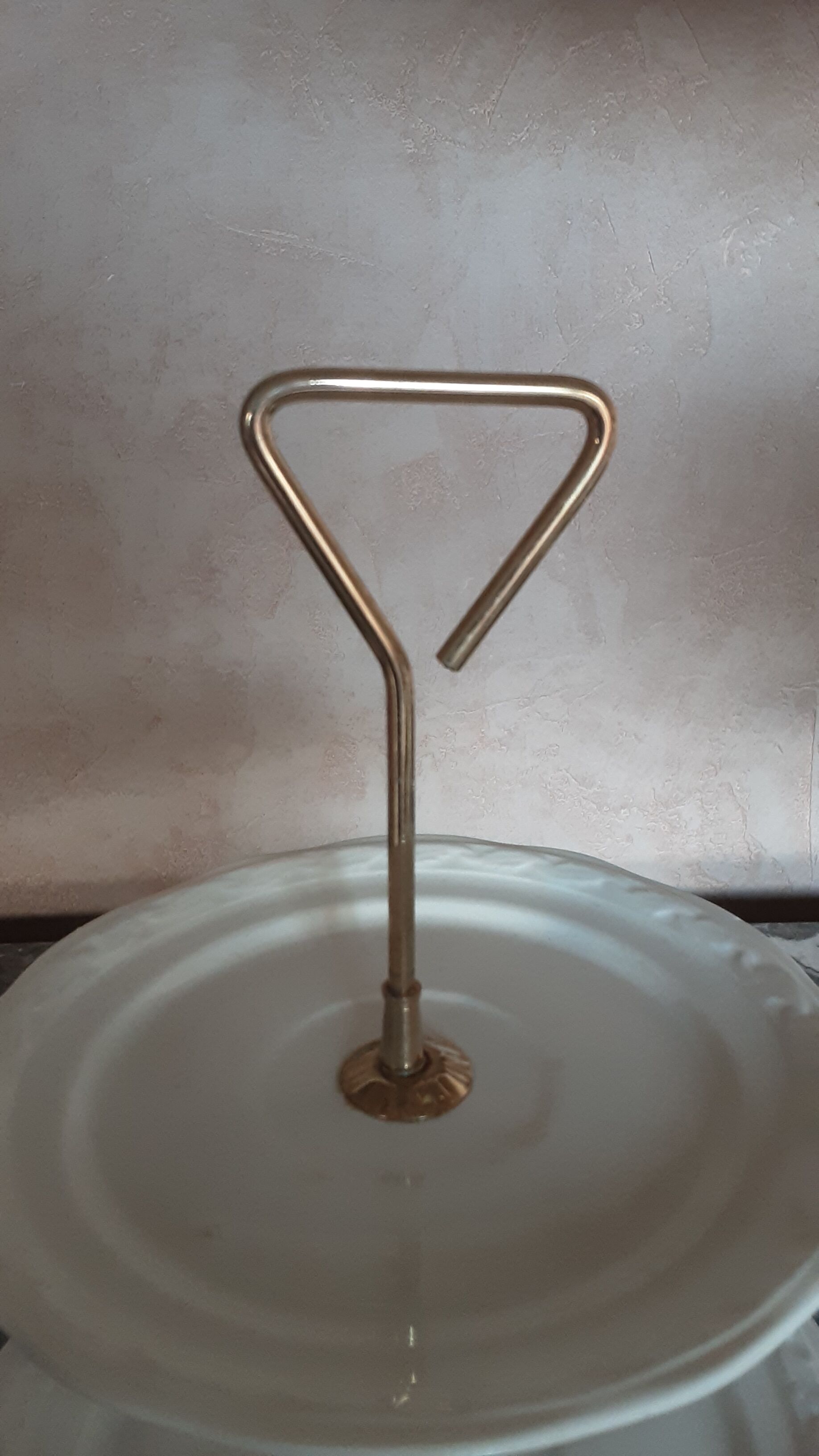 Vintage servant in cracked earthenware