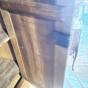 Homme debout, armoire 1 porte Louis Philippe
