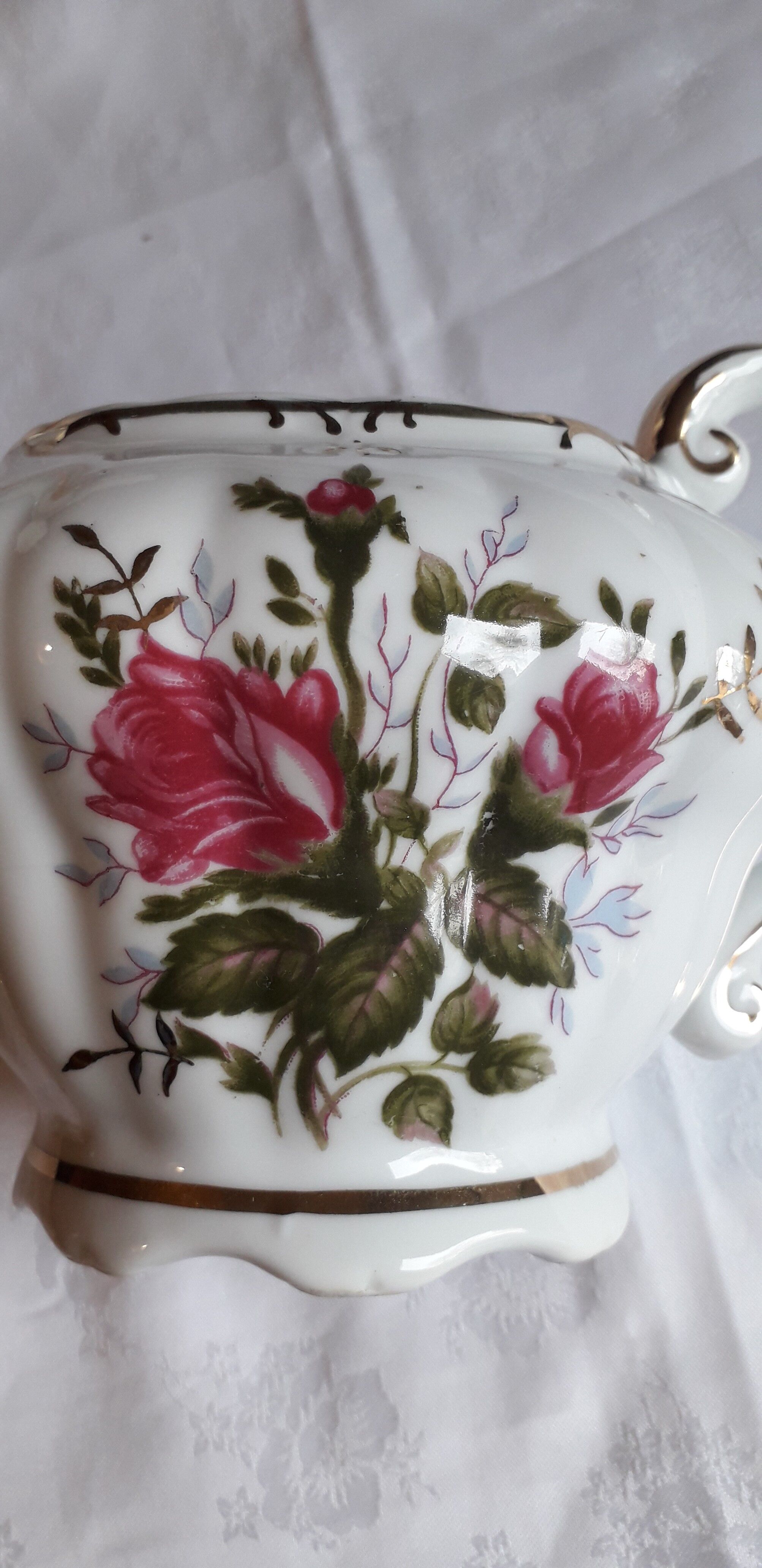 Musical teapot in white porcelain with floral decoration