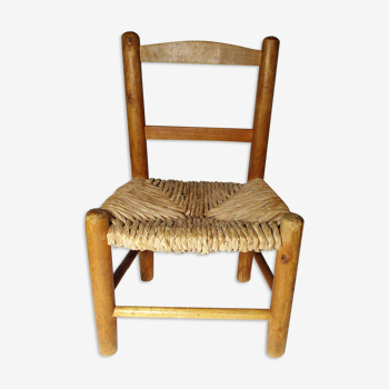 Old child chair in wood and straw