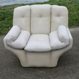 Paire de fauteuils "space age" en cuir. Couleur "crème". Circa 1970.