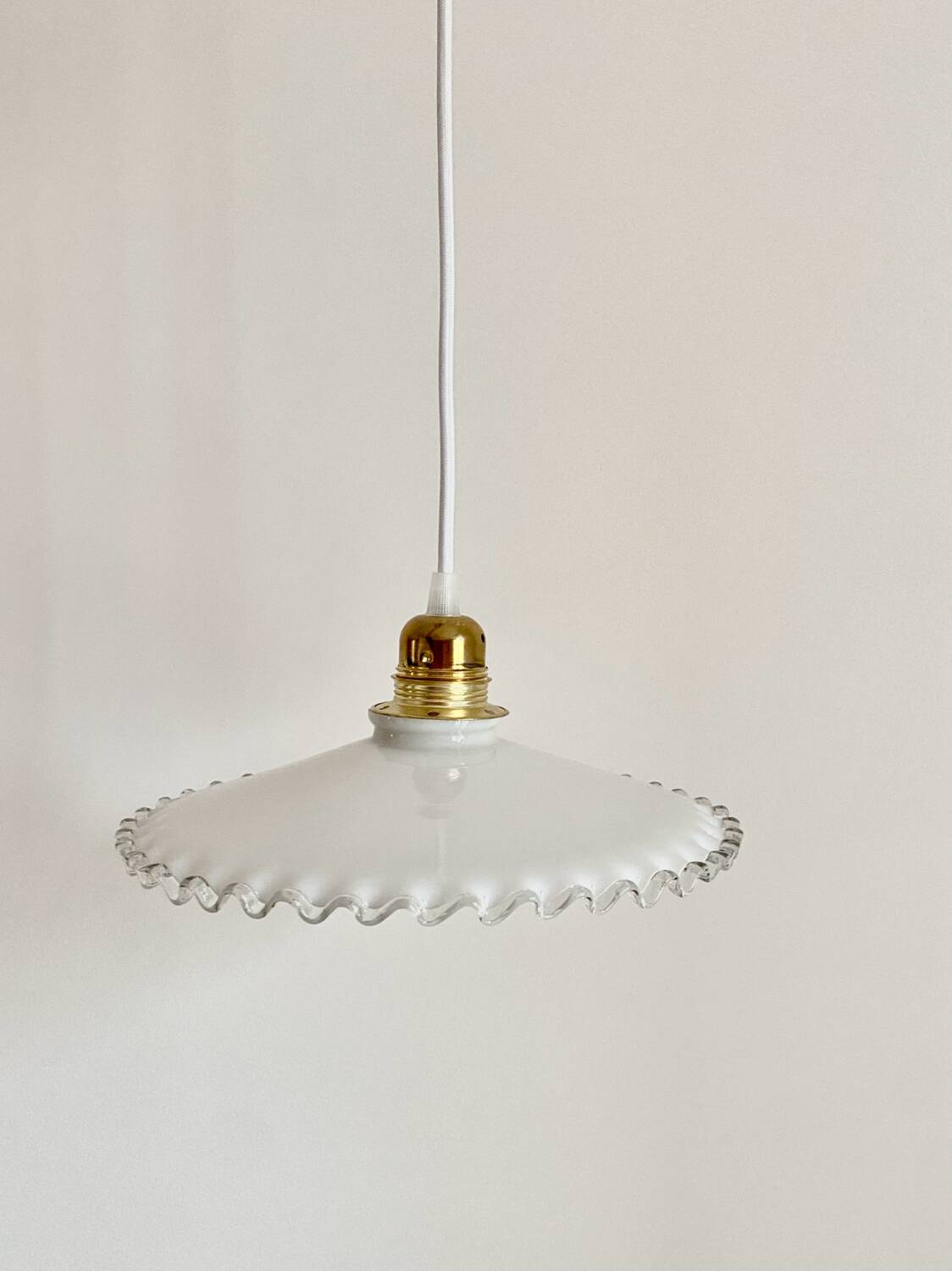 Suspension opaline crénelée