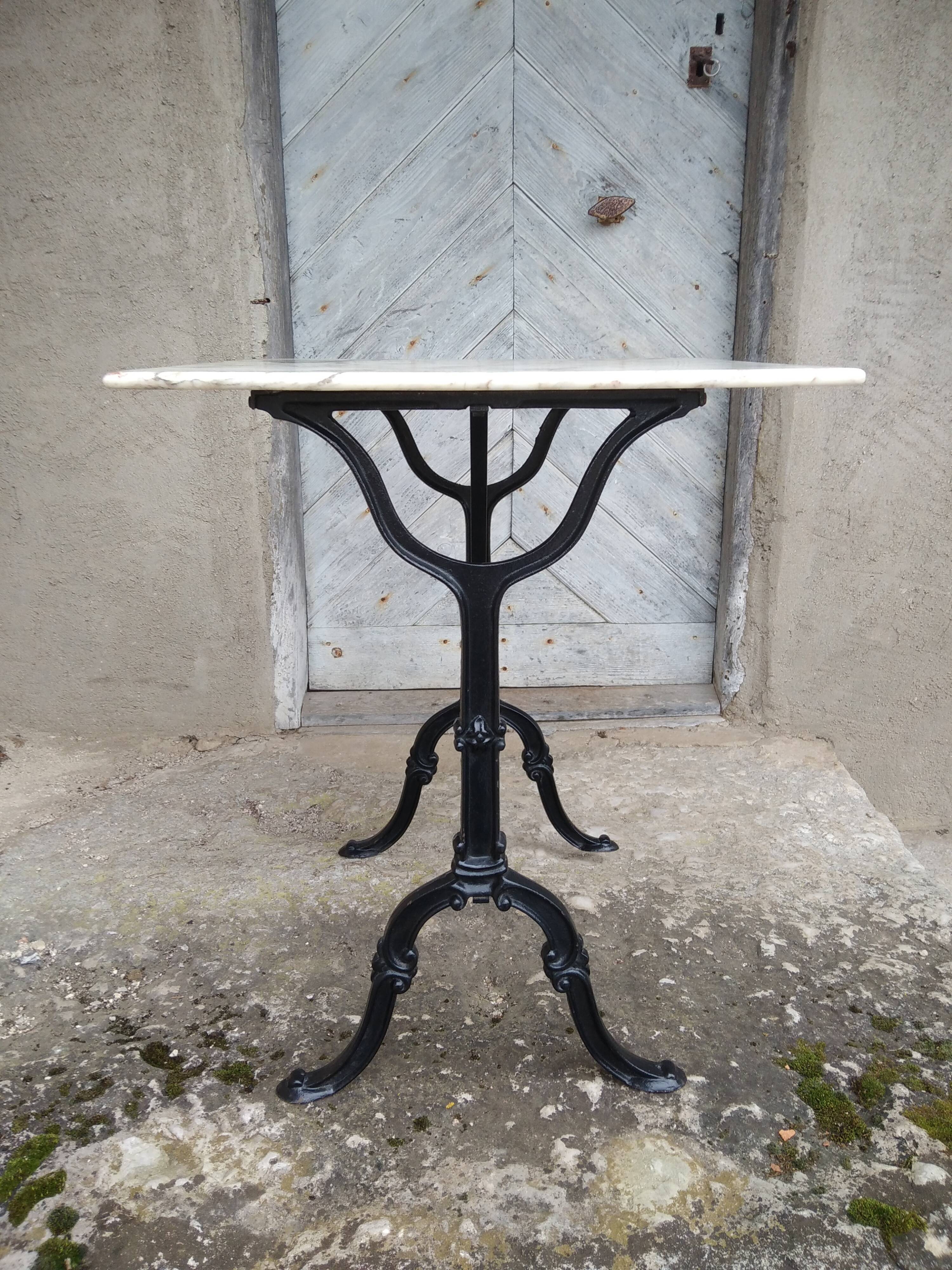 Bistro table in marble and cast iron "Le bon marché"