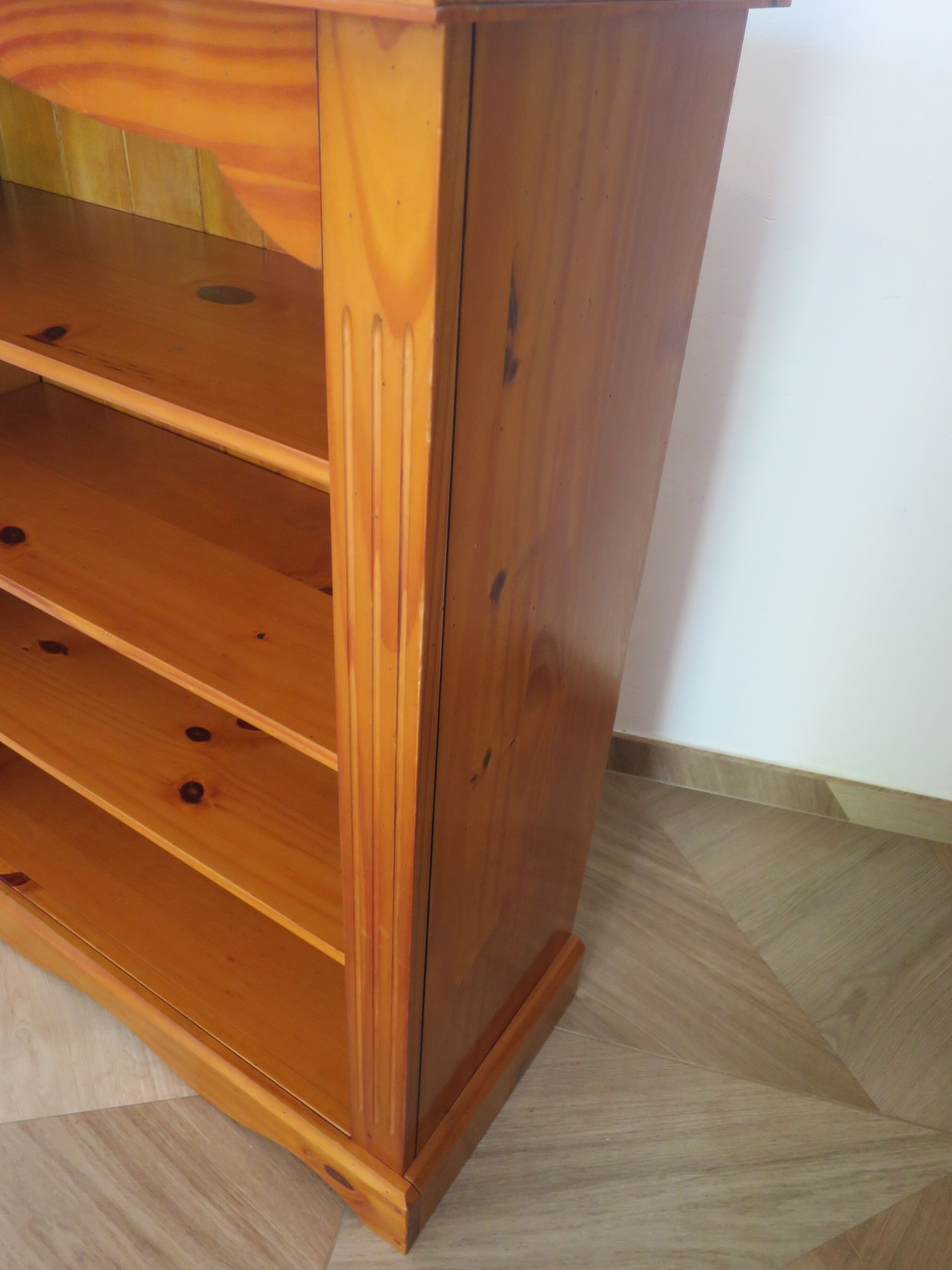 Solid wood bookshelf