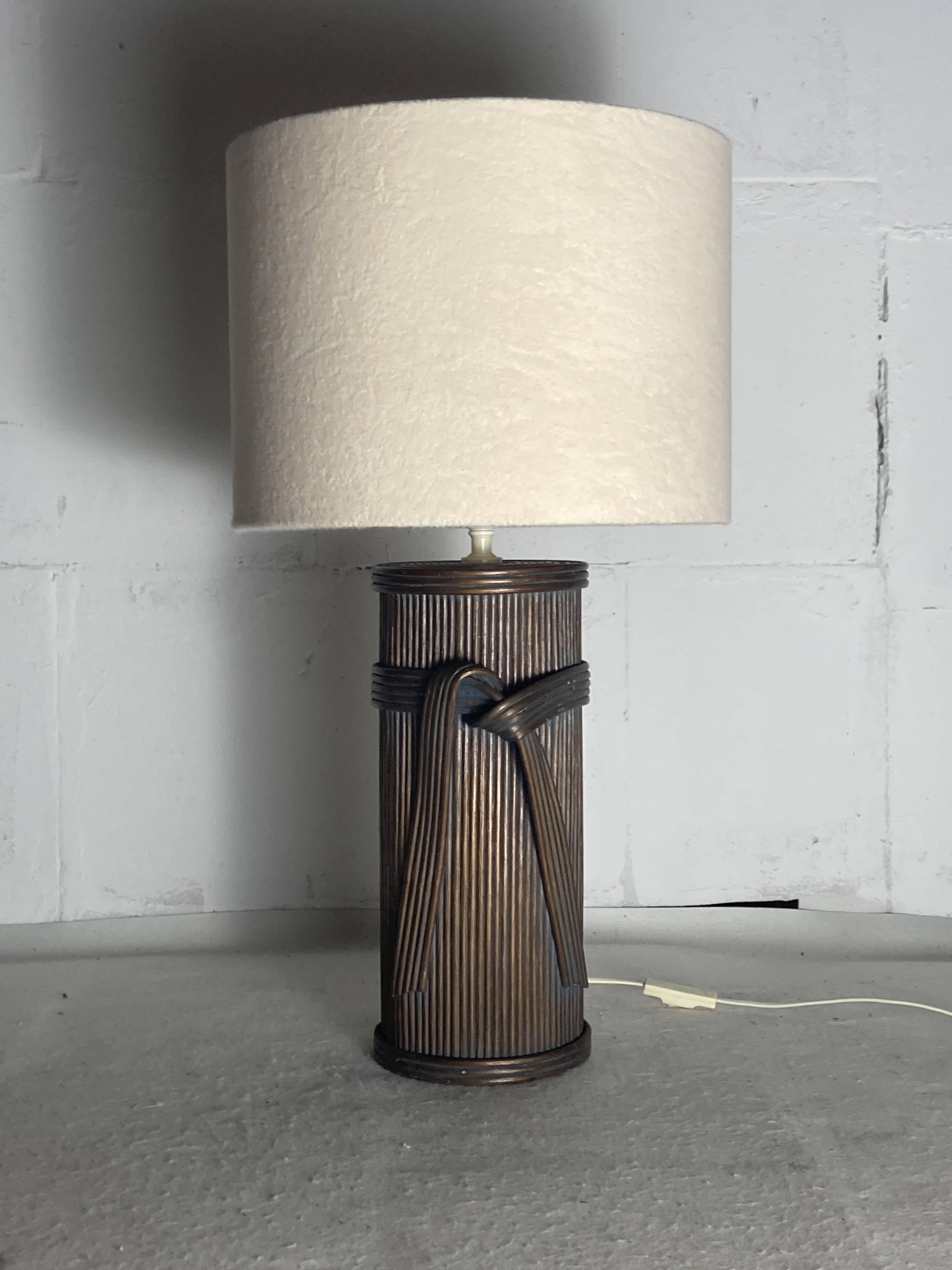 Grande lampe de table pilier en bambou et rotin en roseau, abat-jour bouclé, Italie années 1970