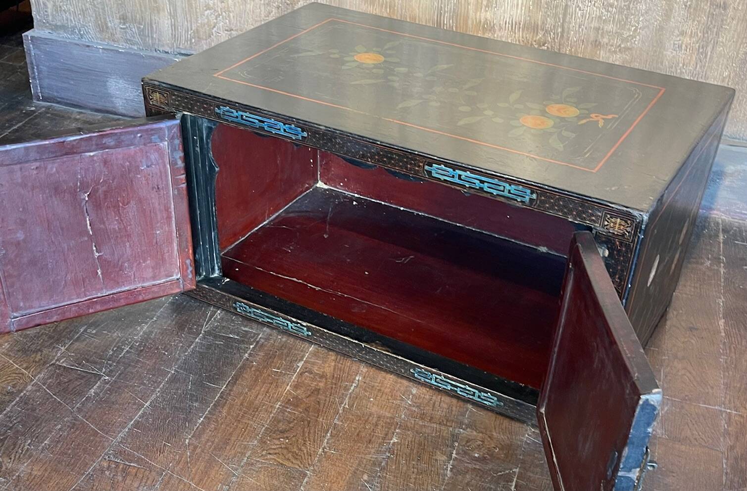 Antique Chinese chest with 2 doors
