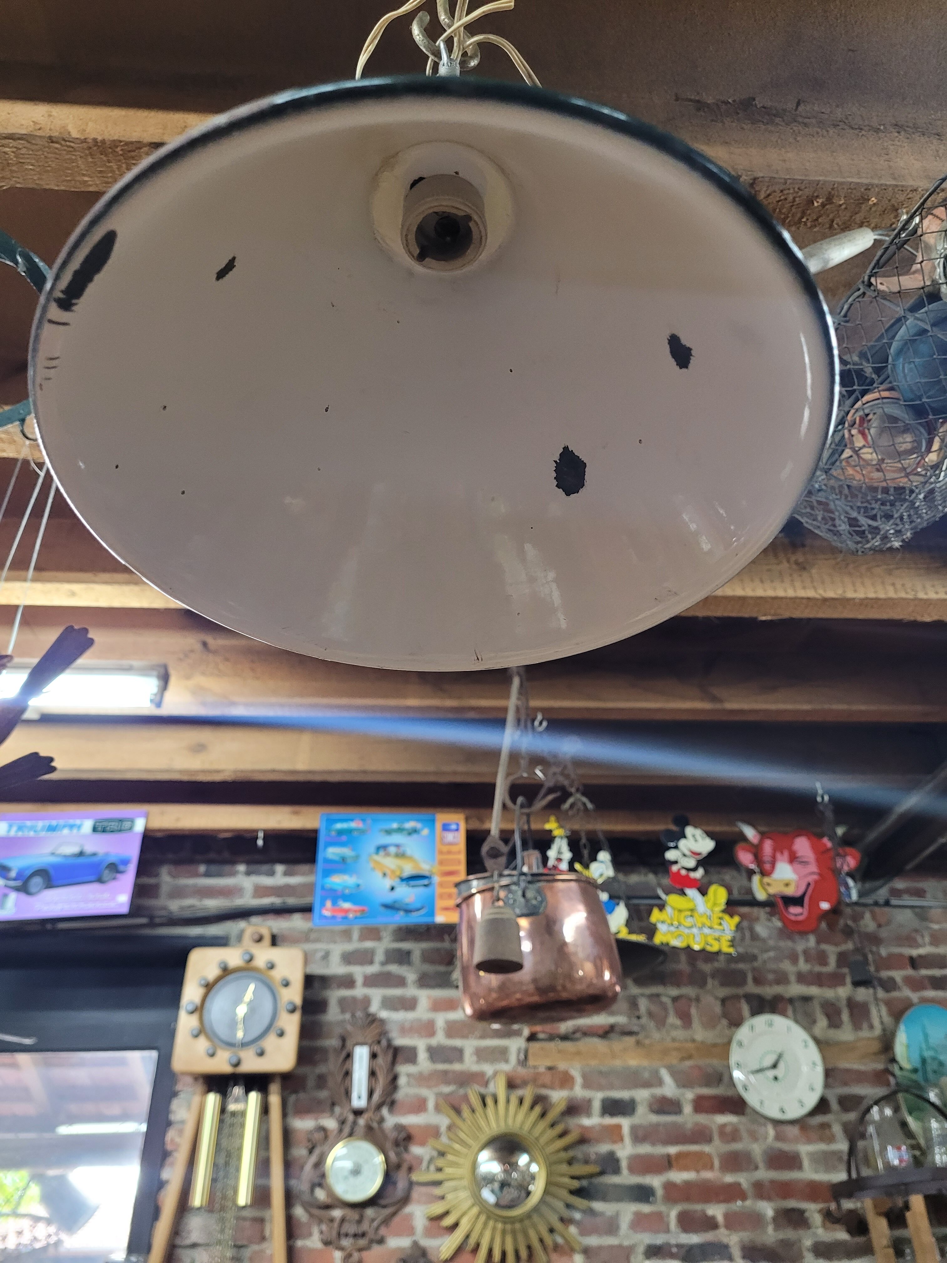 Green and white enamelled suspension