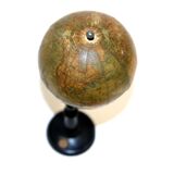 Globe terrestre en bois, Suède, 1940