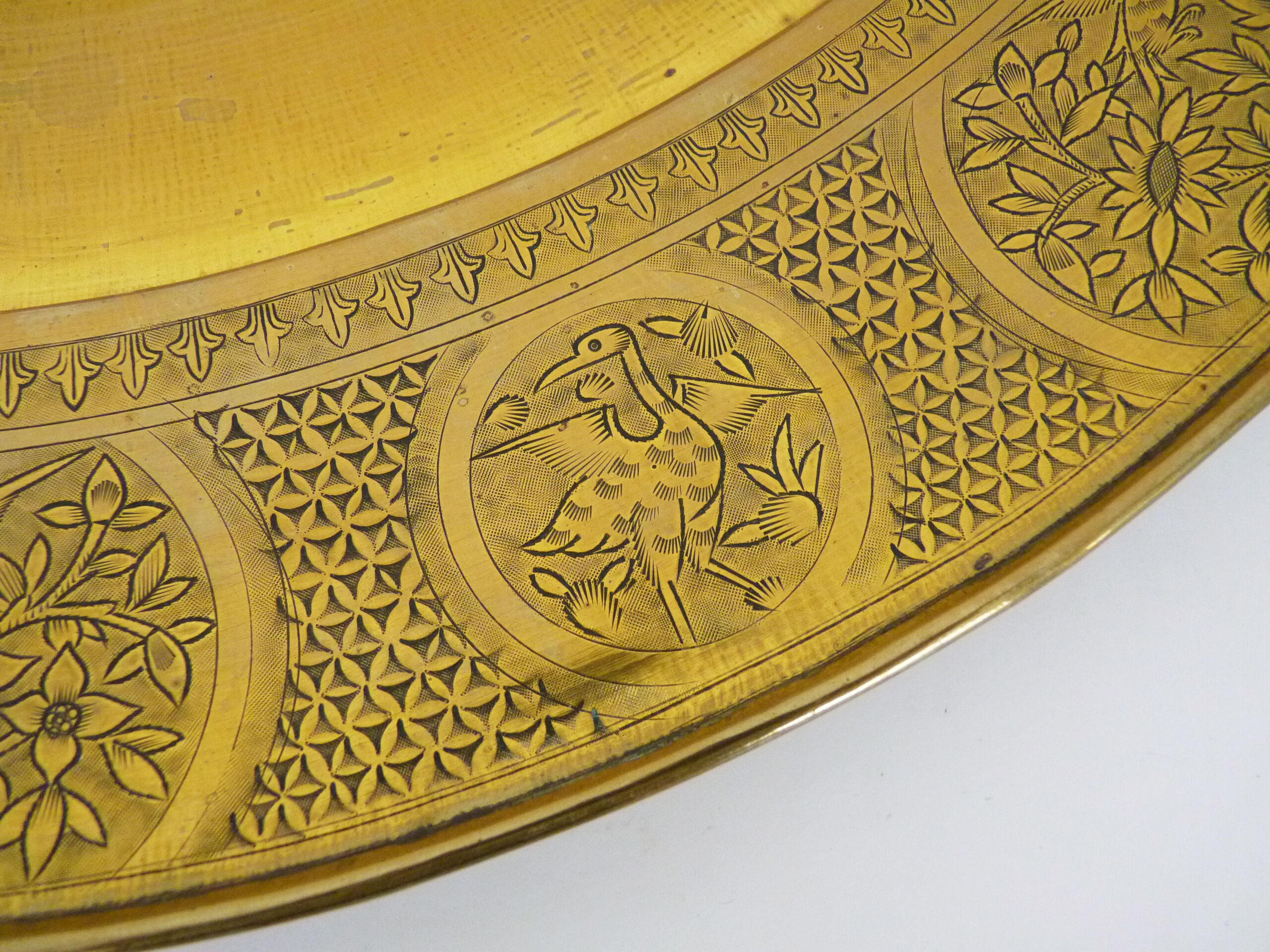 Plateau asiatique ( Laos ou Chine ) en bronze doré. Diamètre : 52,5 cm