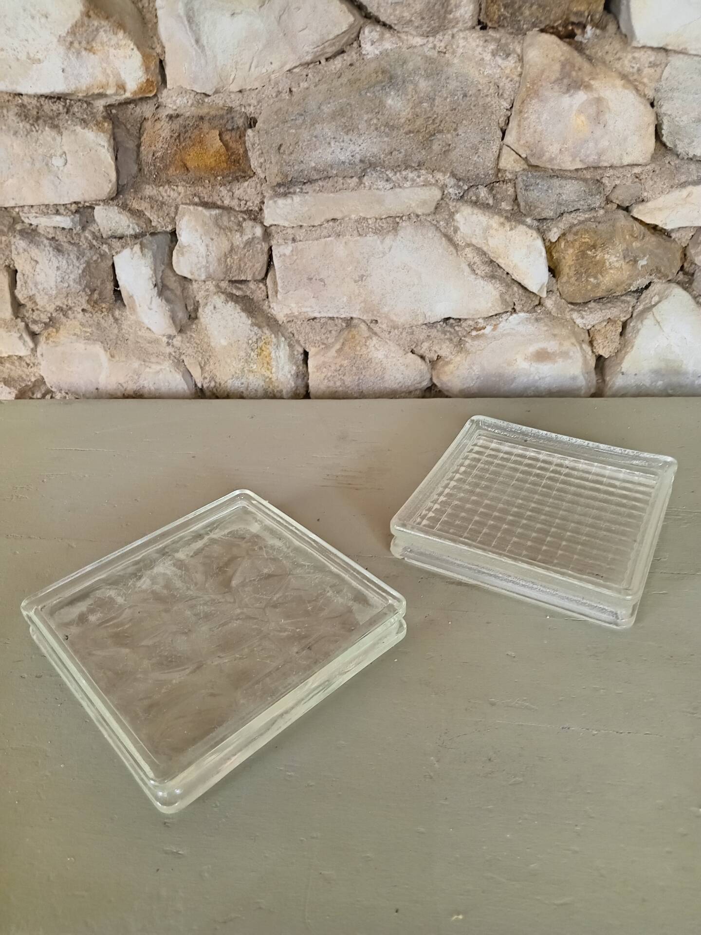 Lot de deux cendriers en verre