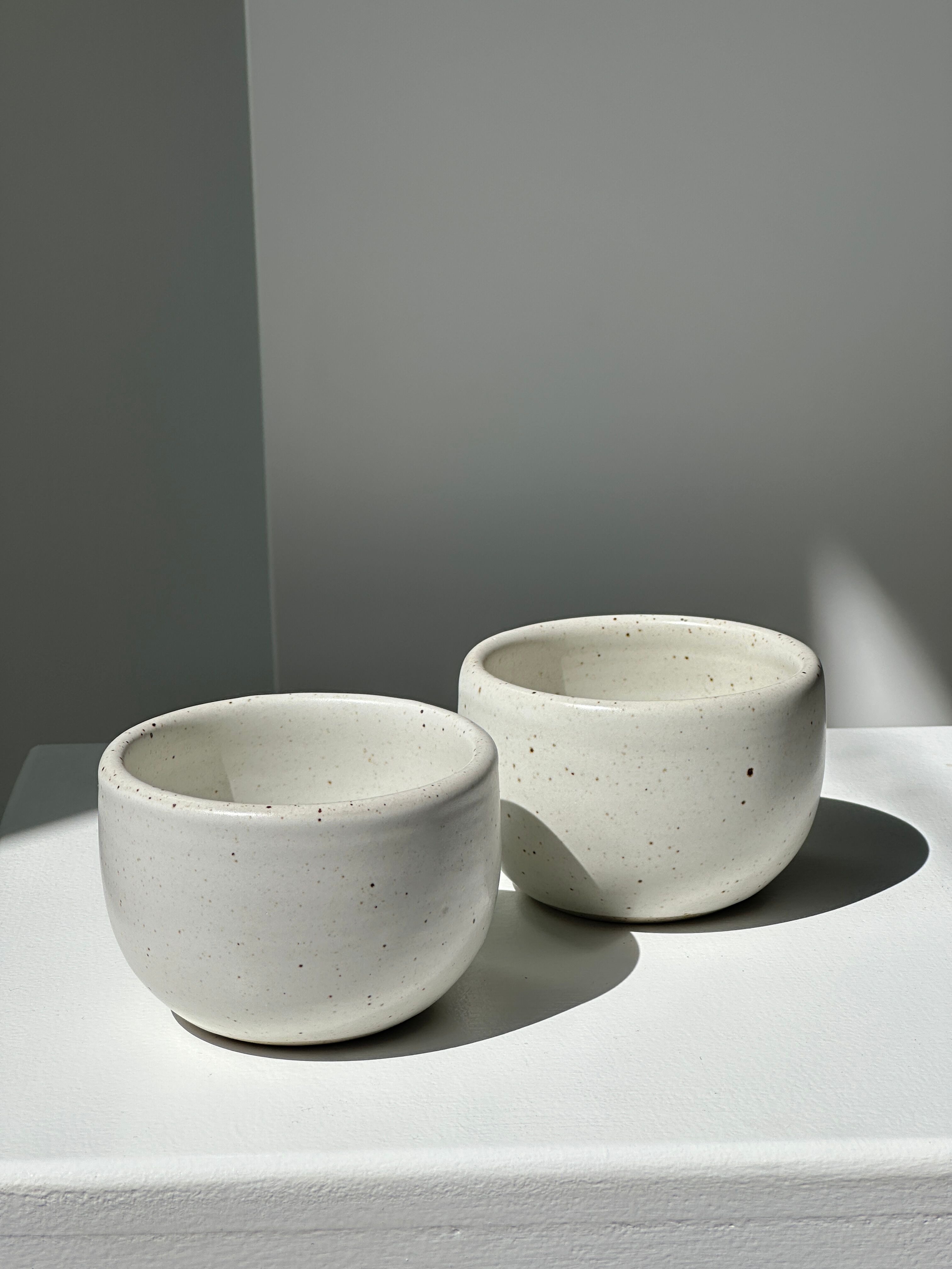 Trio of white ceramic cups D9cm