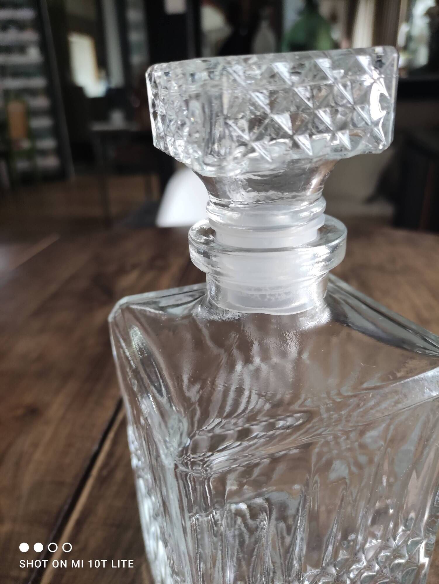 Vintage glass faceted glass whisky decanter diamond airtight cap