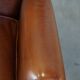 Fauteuil à oreilles en cuir de vachette cognac
