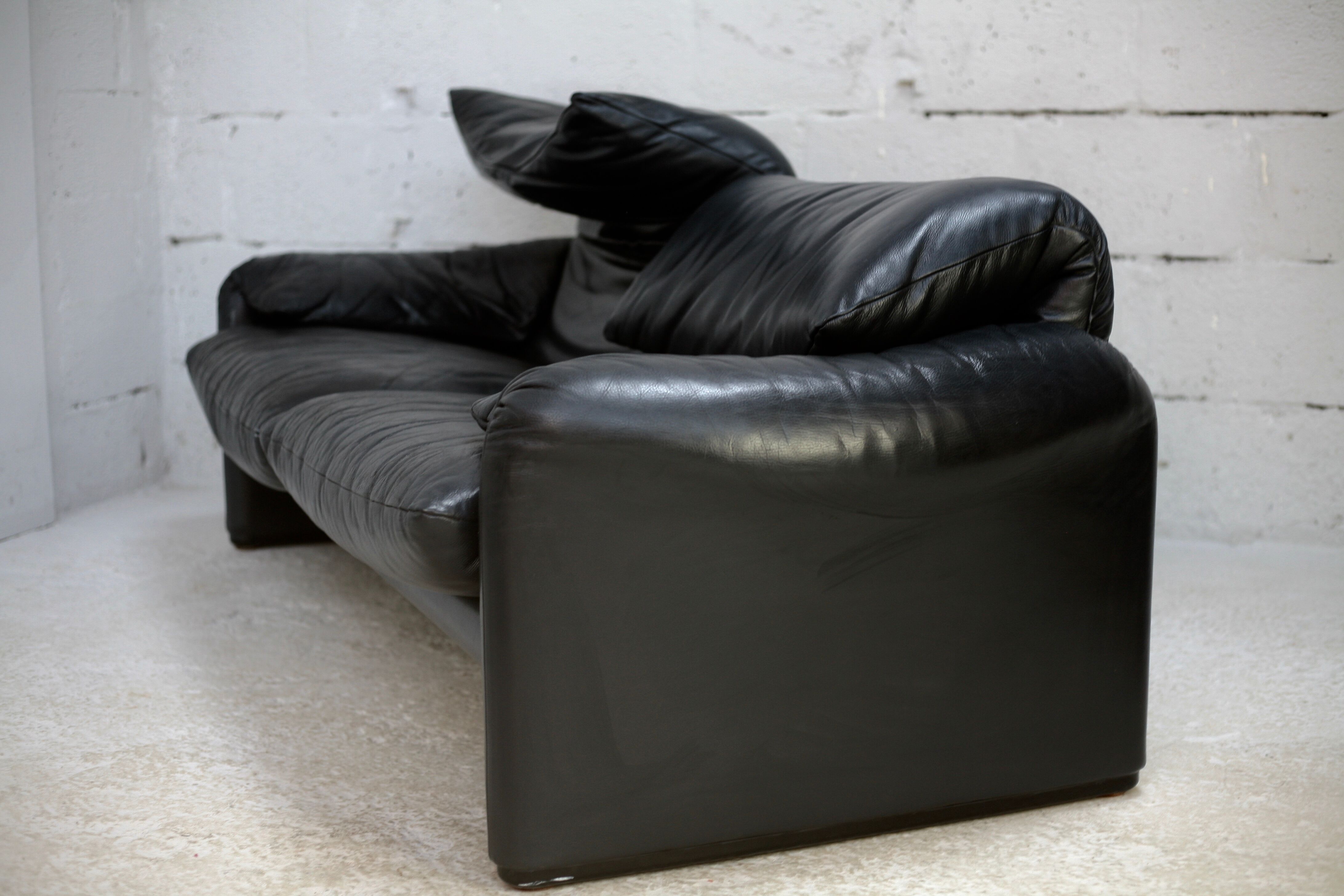 Sofa by Vico Magistretti, Cassina, Maralunga model. Italy, circa 1975. Navy blue leather