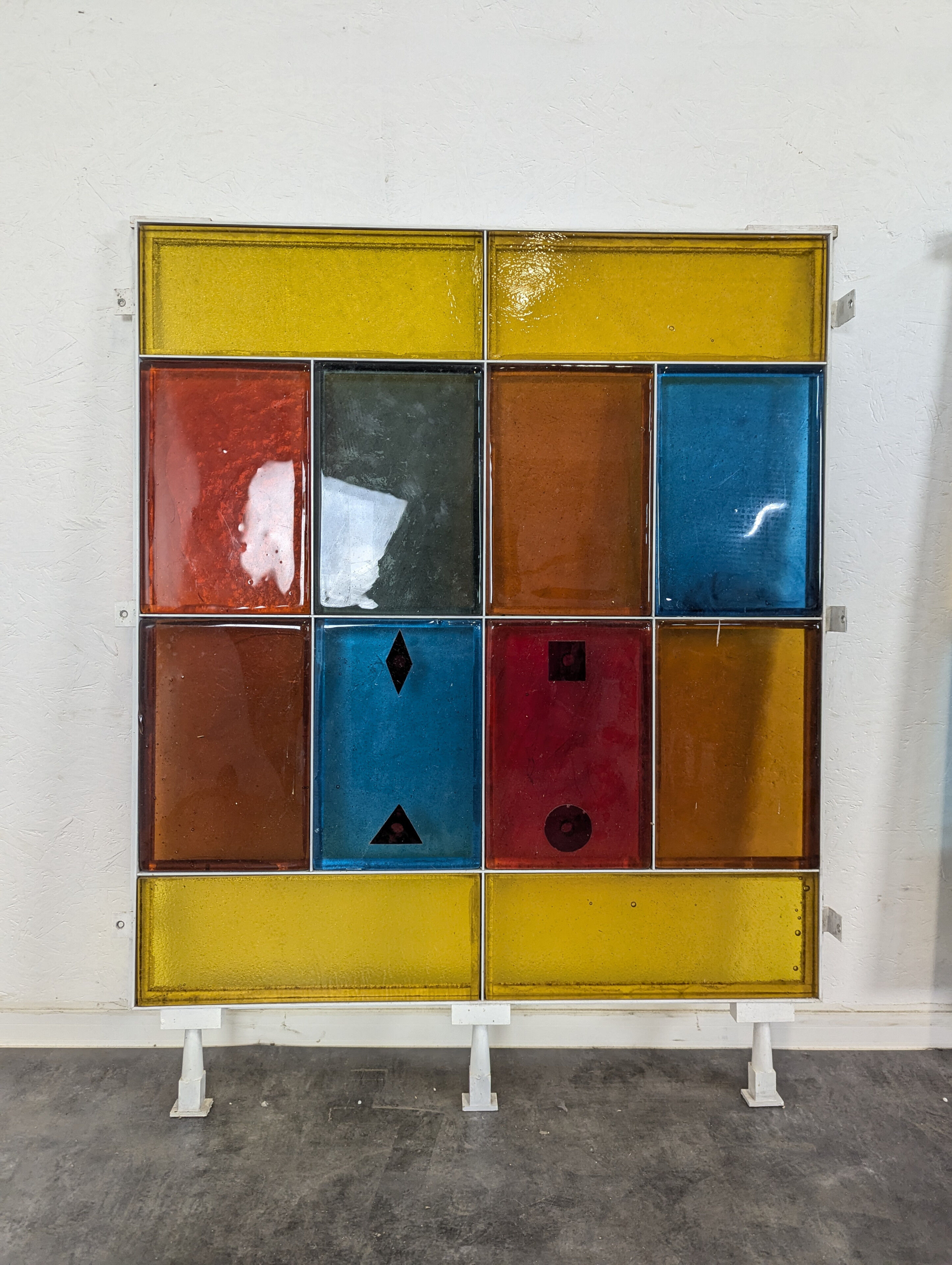 Panels made of thick colored glass slabs from Saint Gobain