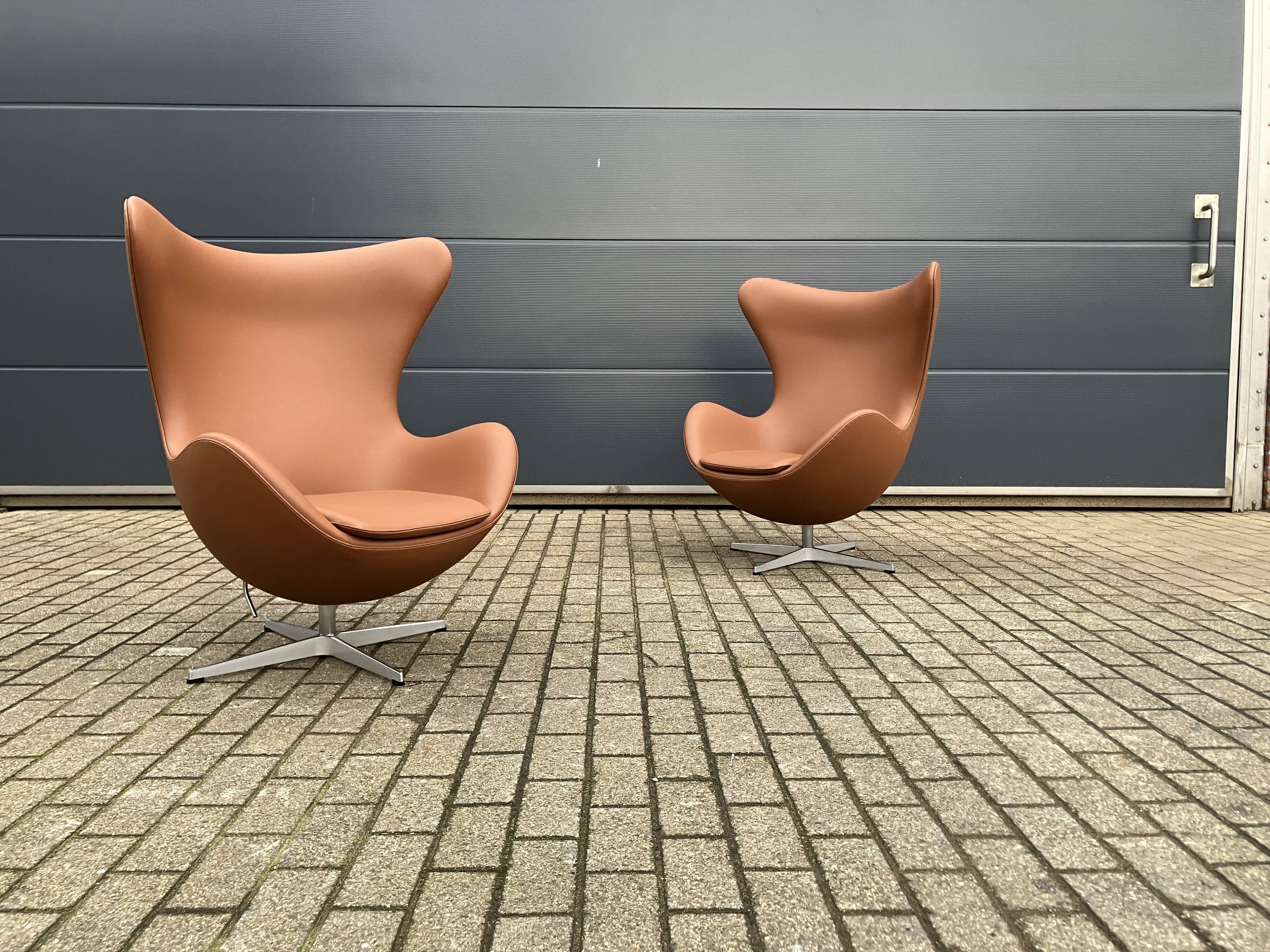 2x Fritz Hansen Egg chair by Arne Jacobsen in Cognac leather, new condition!