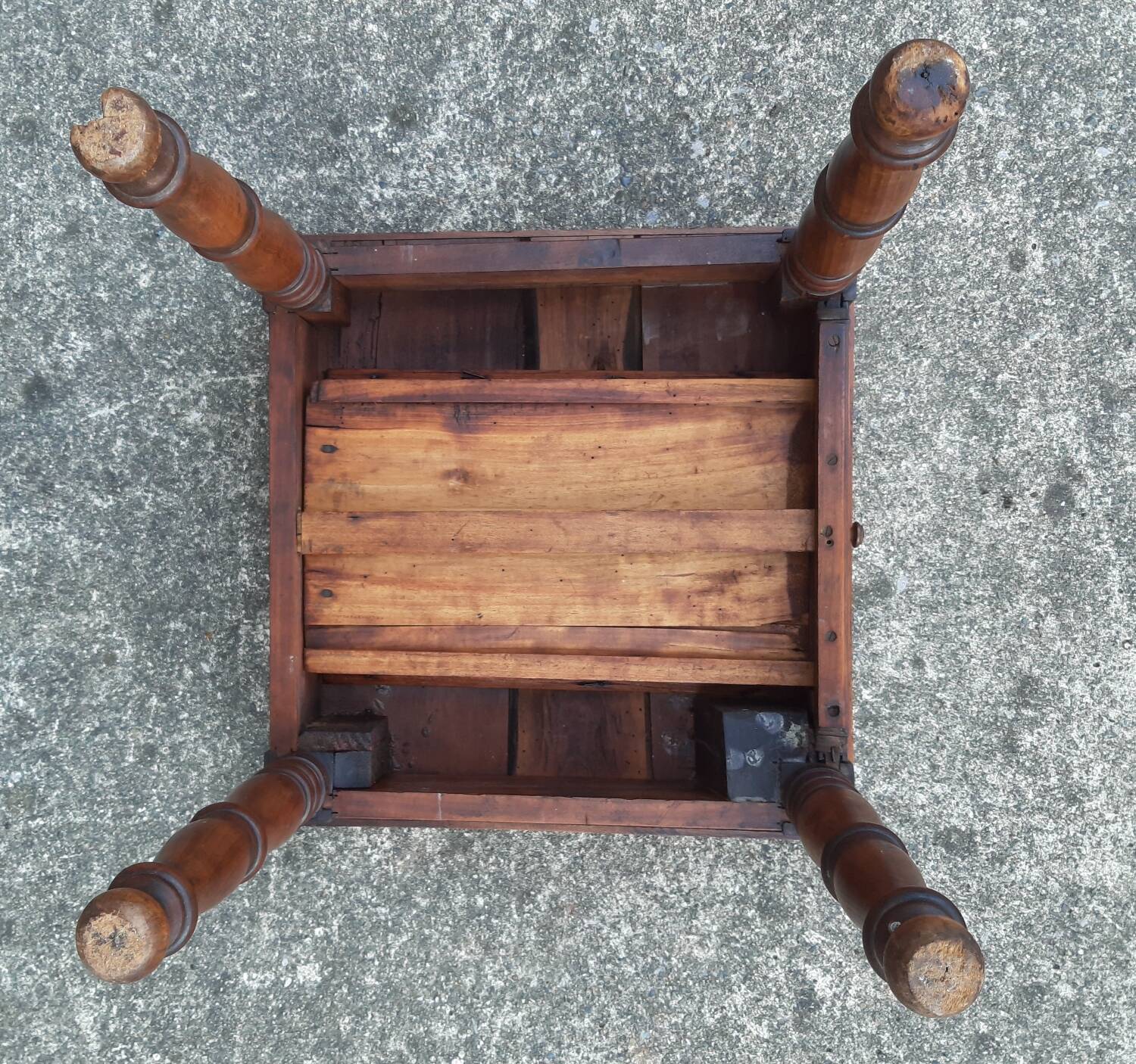 Coffee table or bedside table in wood. (With drawer)