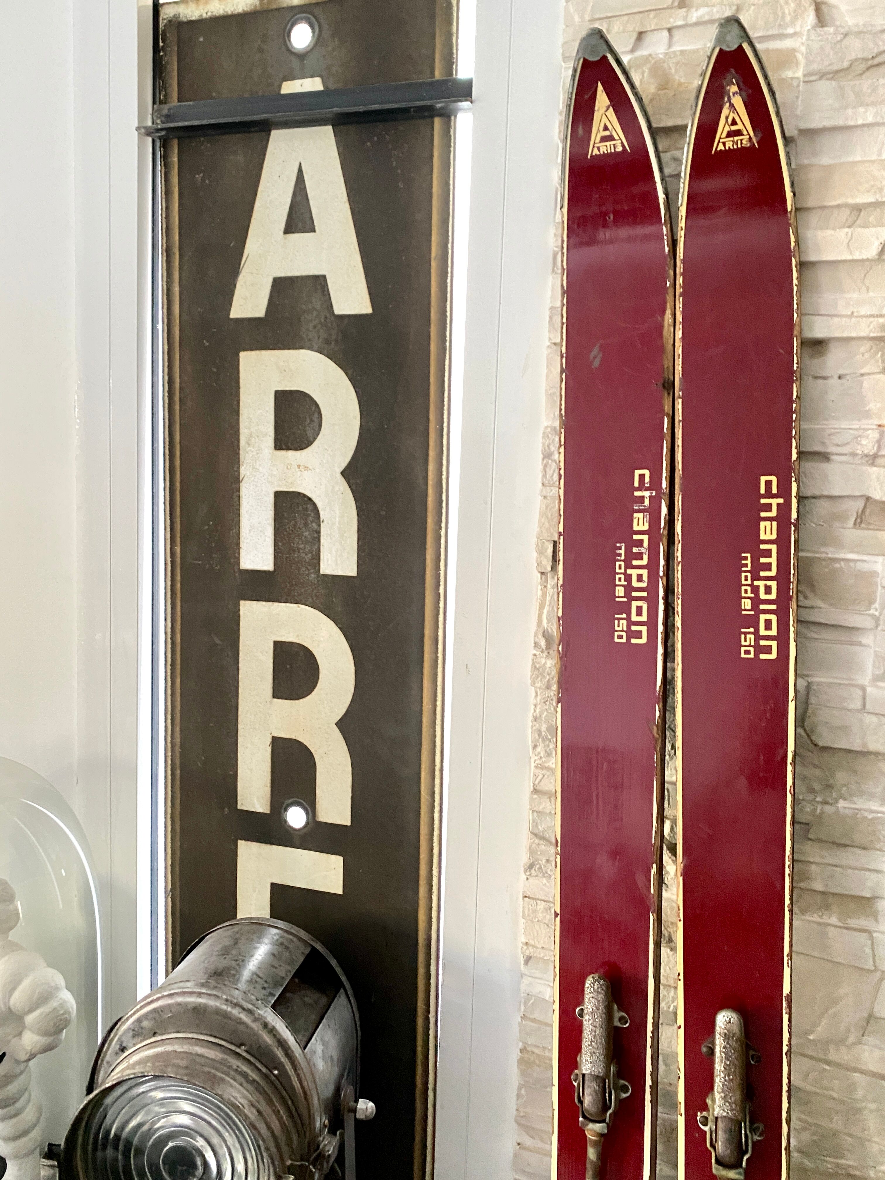 Paire de ski vintage en bois