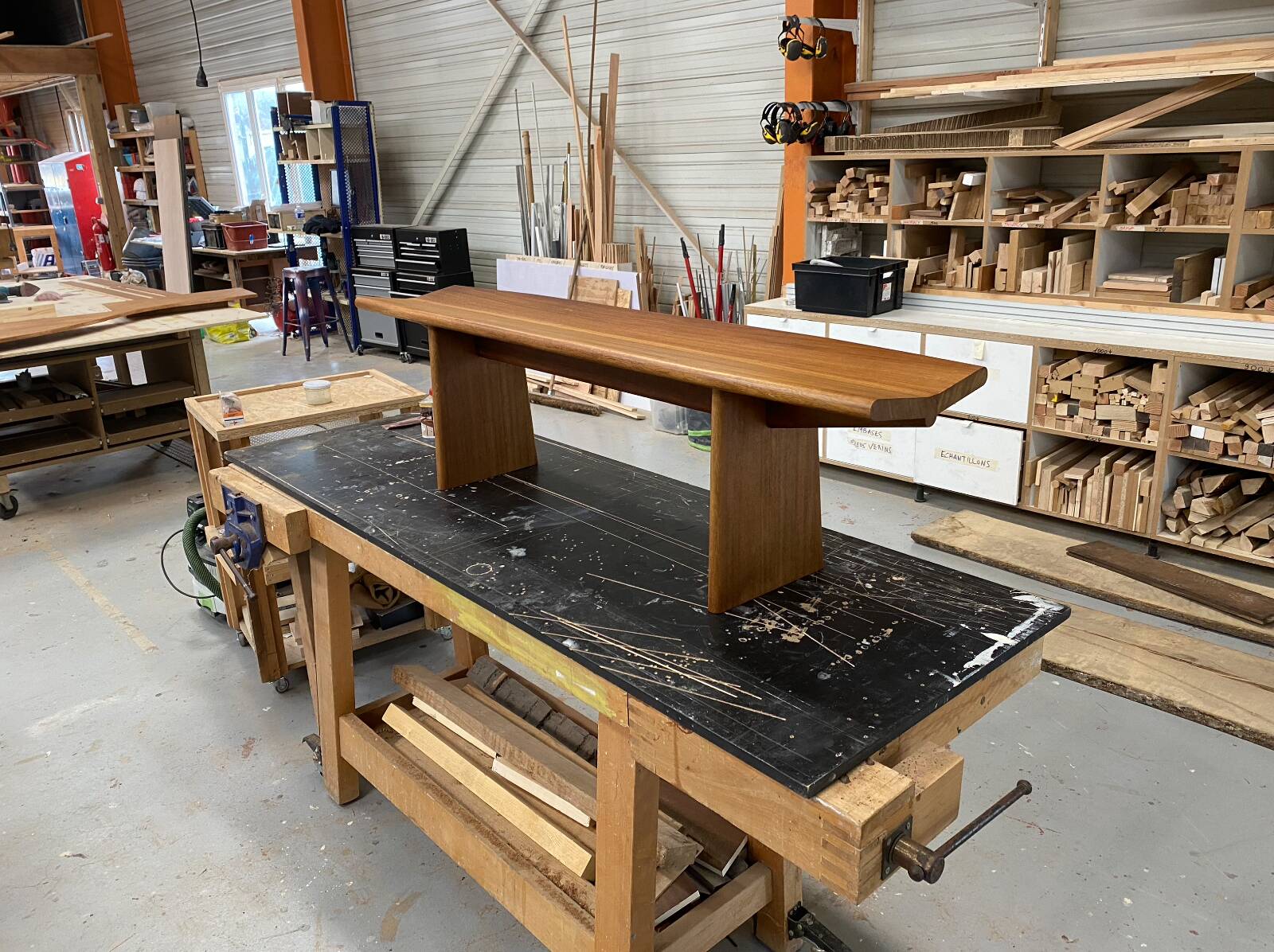 Bank AV03, Iroko