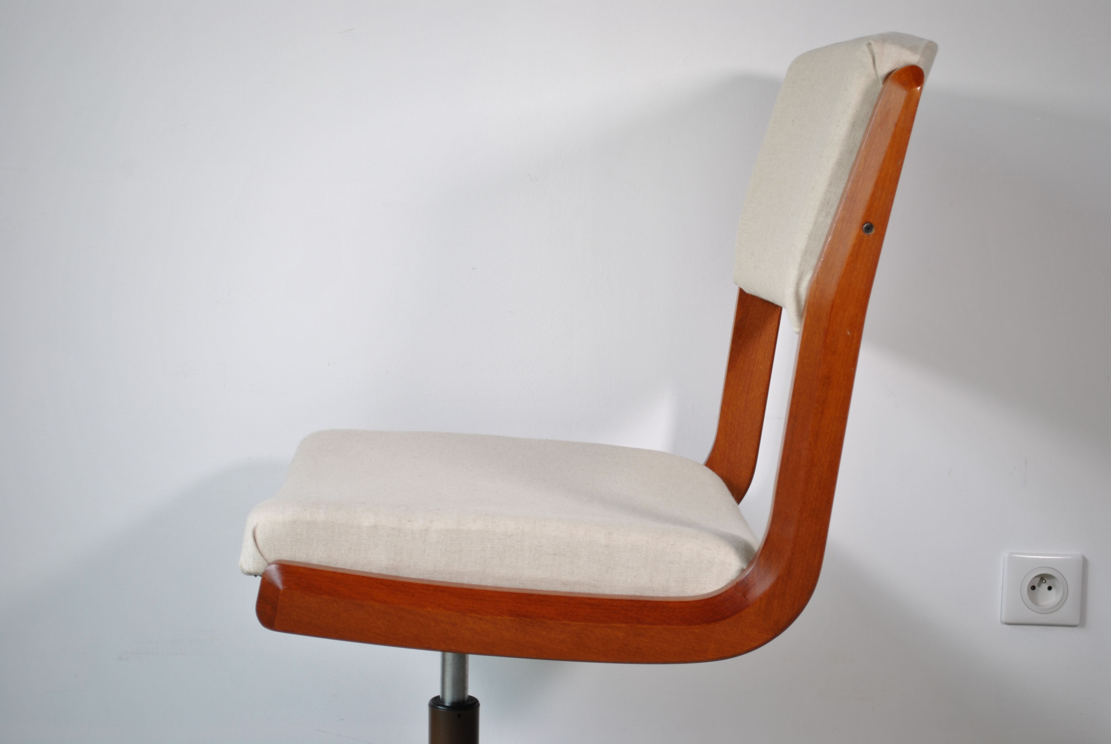 Armchair office conference 1970