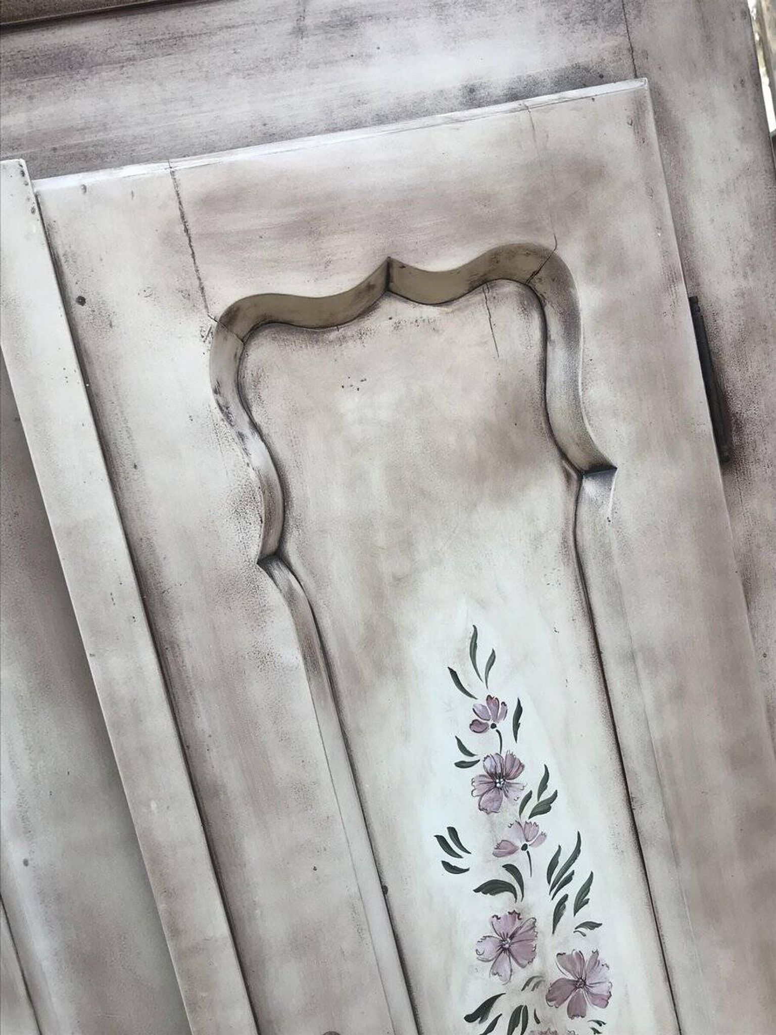 Armoire double gris en pin peint à la main — motif floral romantique, époque 1920
