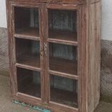 Armoire ancienne vitrée en bois avec fond métal