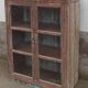 Armoire ancienne vitrée en bois avec fond métal