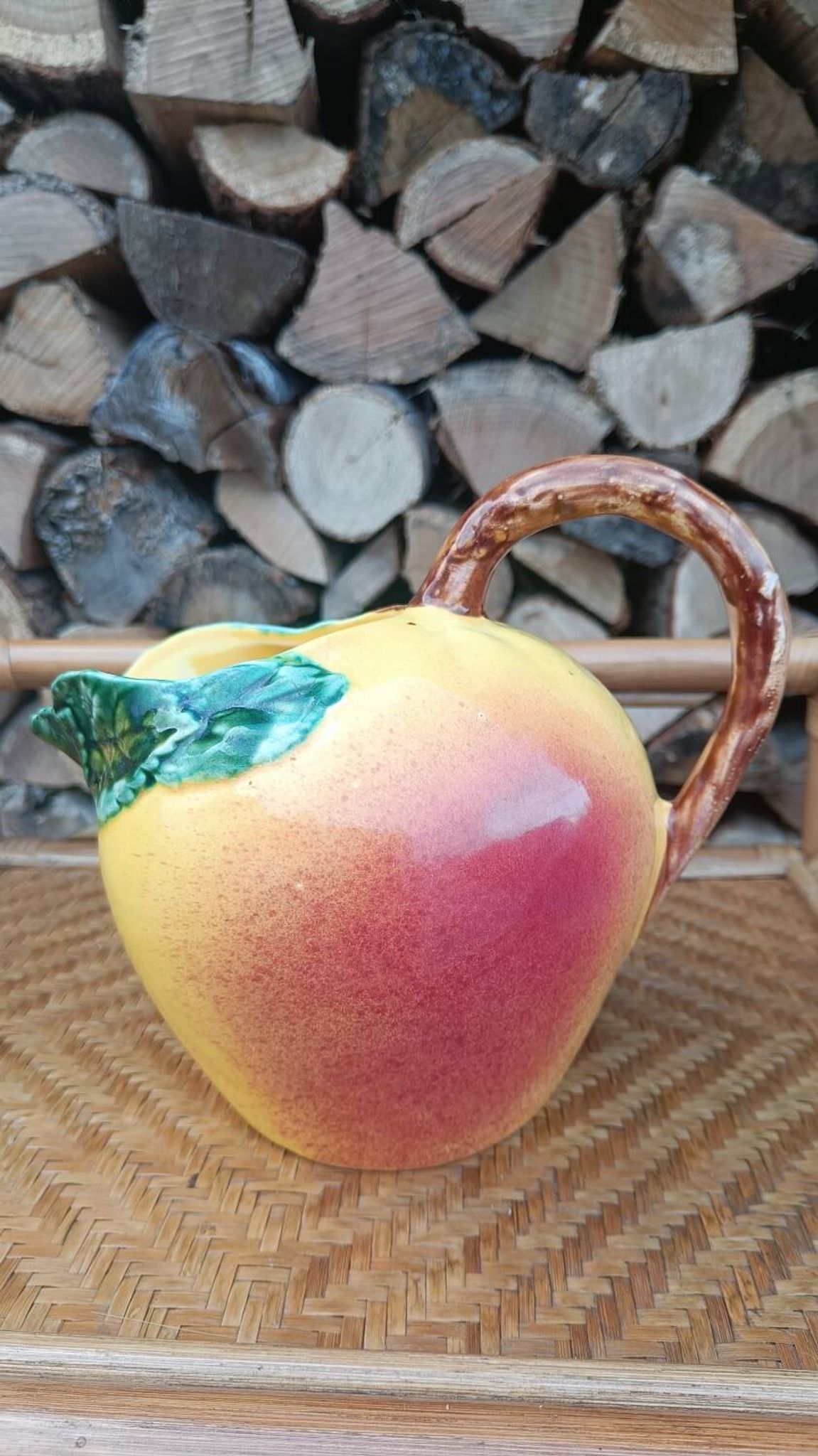 Jug in slipware apple