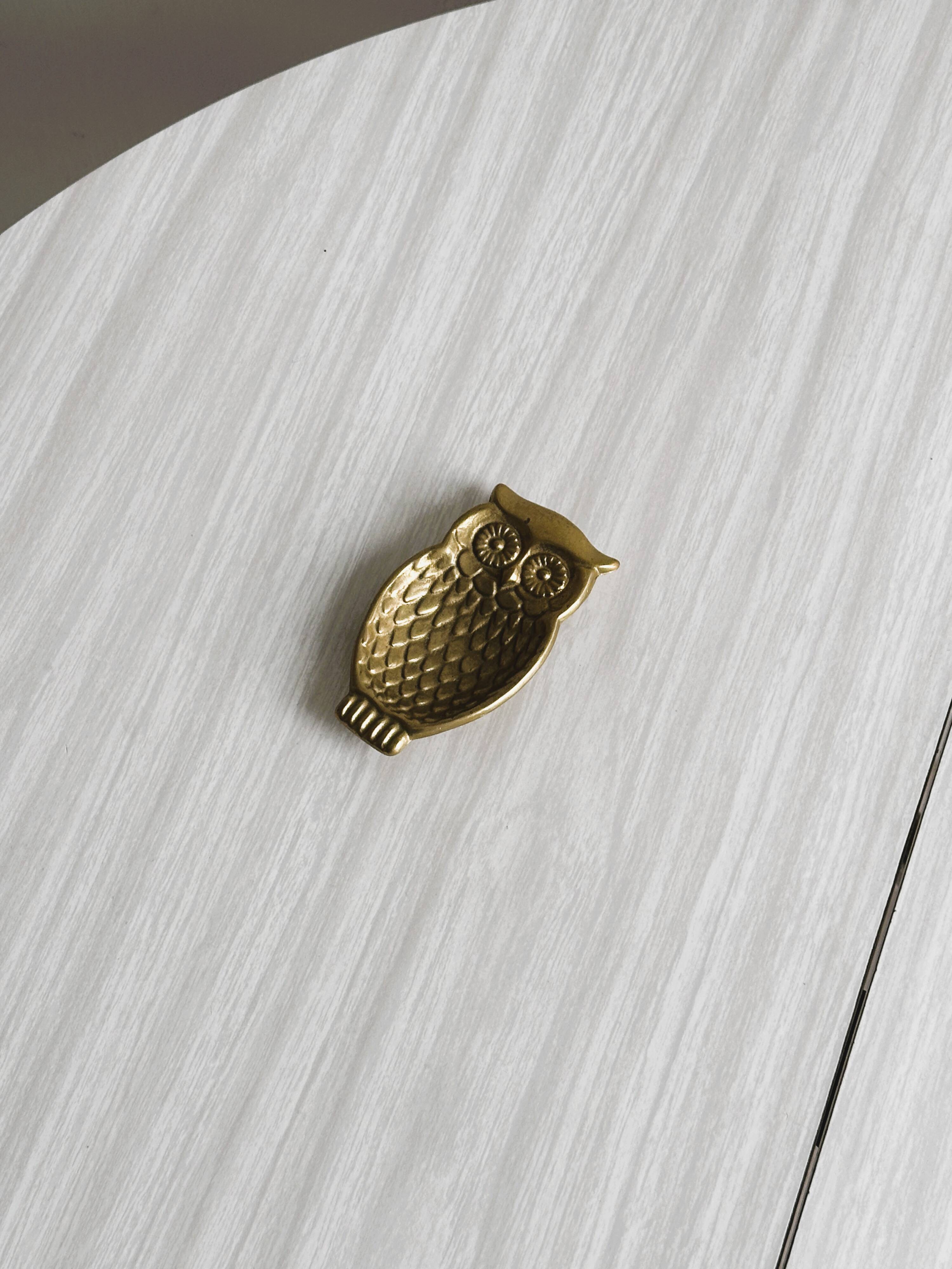 Gold metal owl pocket emptier