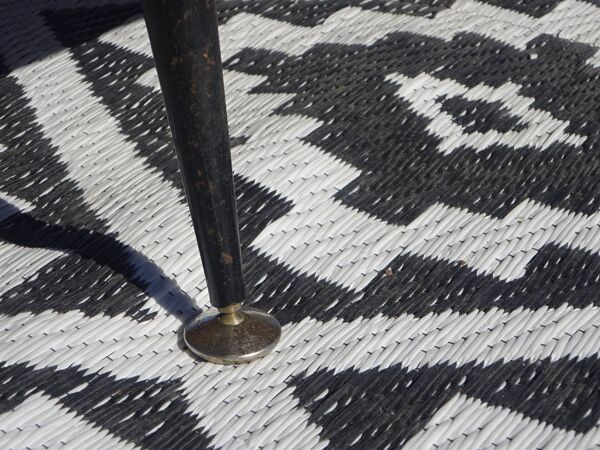 Paire de fauteuils vintage en simili noir et tissu rouge