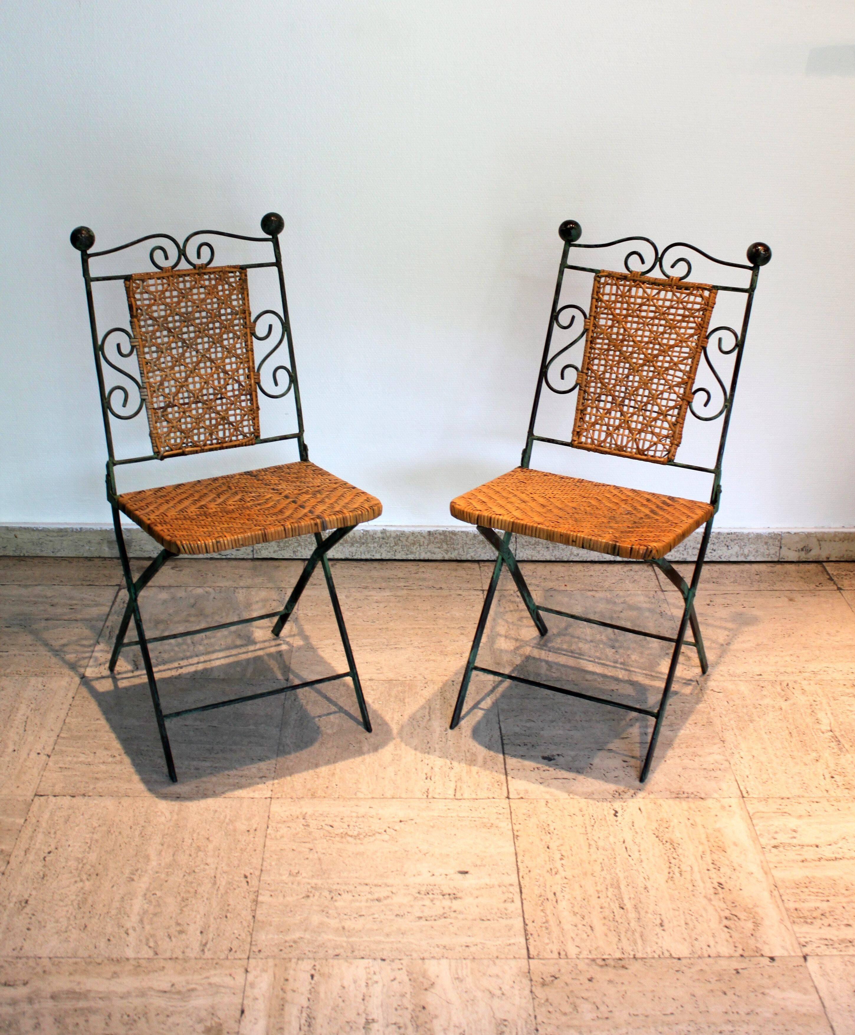 Paire de chaises pliables en fer forgé et rotin.