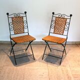 Paire de chaises pliables en fer forgé et rotin.