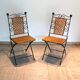 Paire de chaises pliables en fer forgé et rotin.