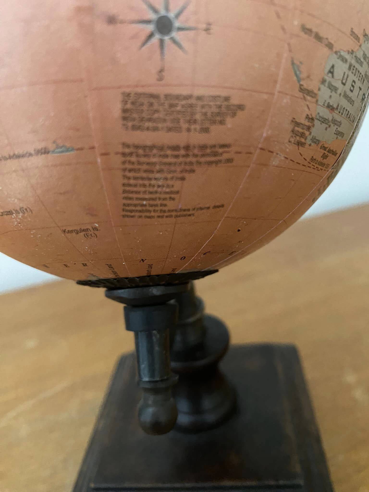Petit globe terrestre sur pied en bois