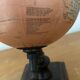 Petit globe terrestre sur pied en bois
