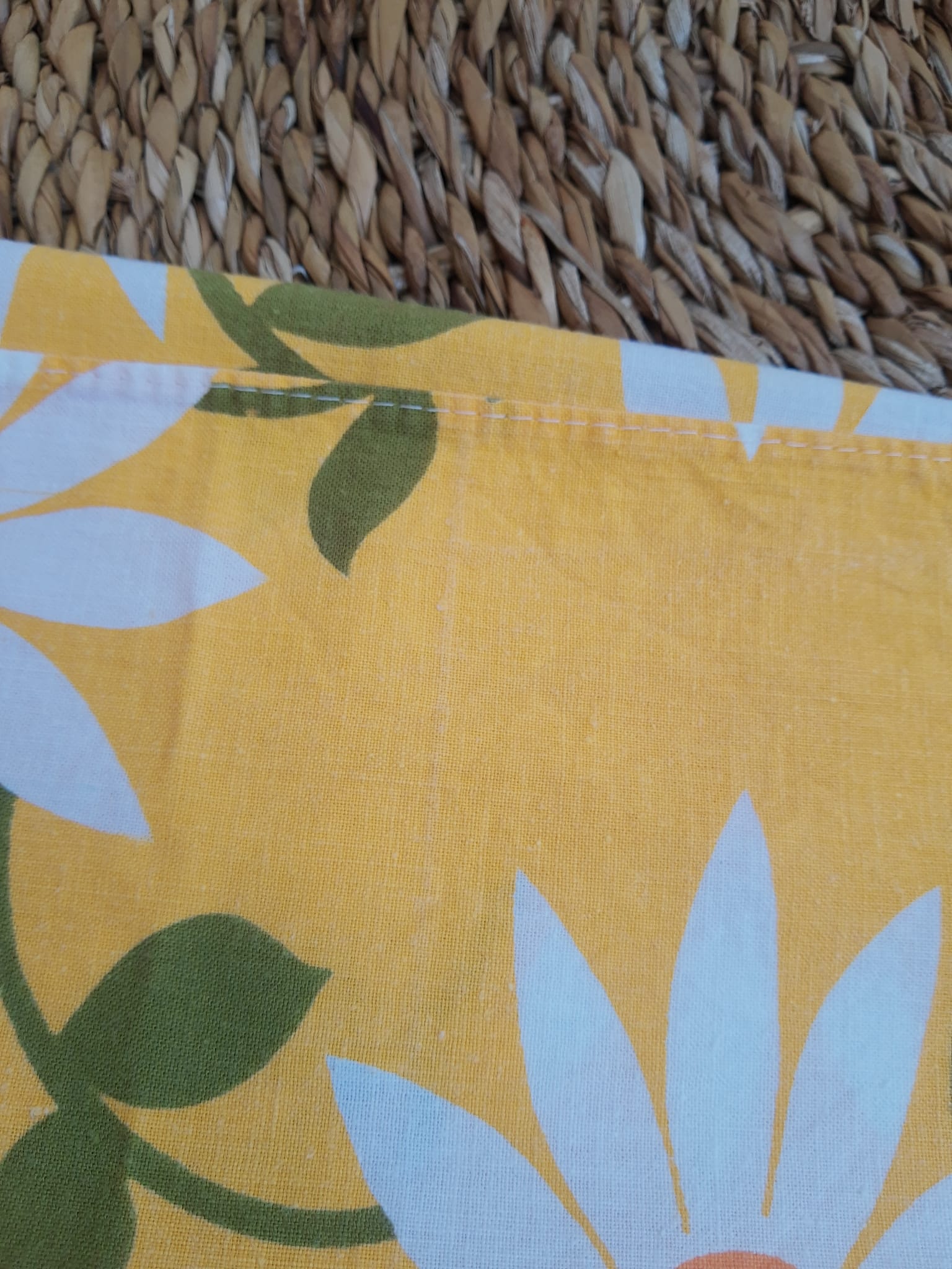 Set yellow tablecloth marguerite pattern and 8 vintage napkins