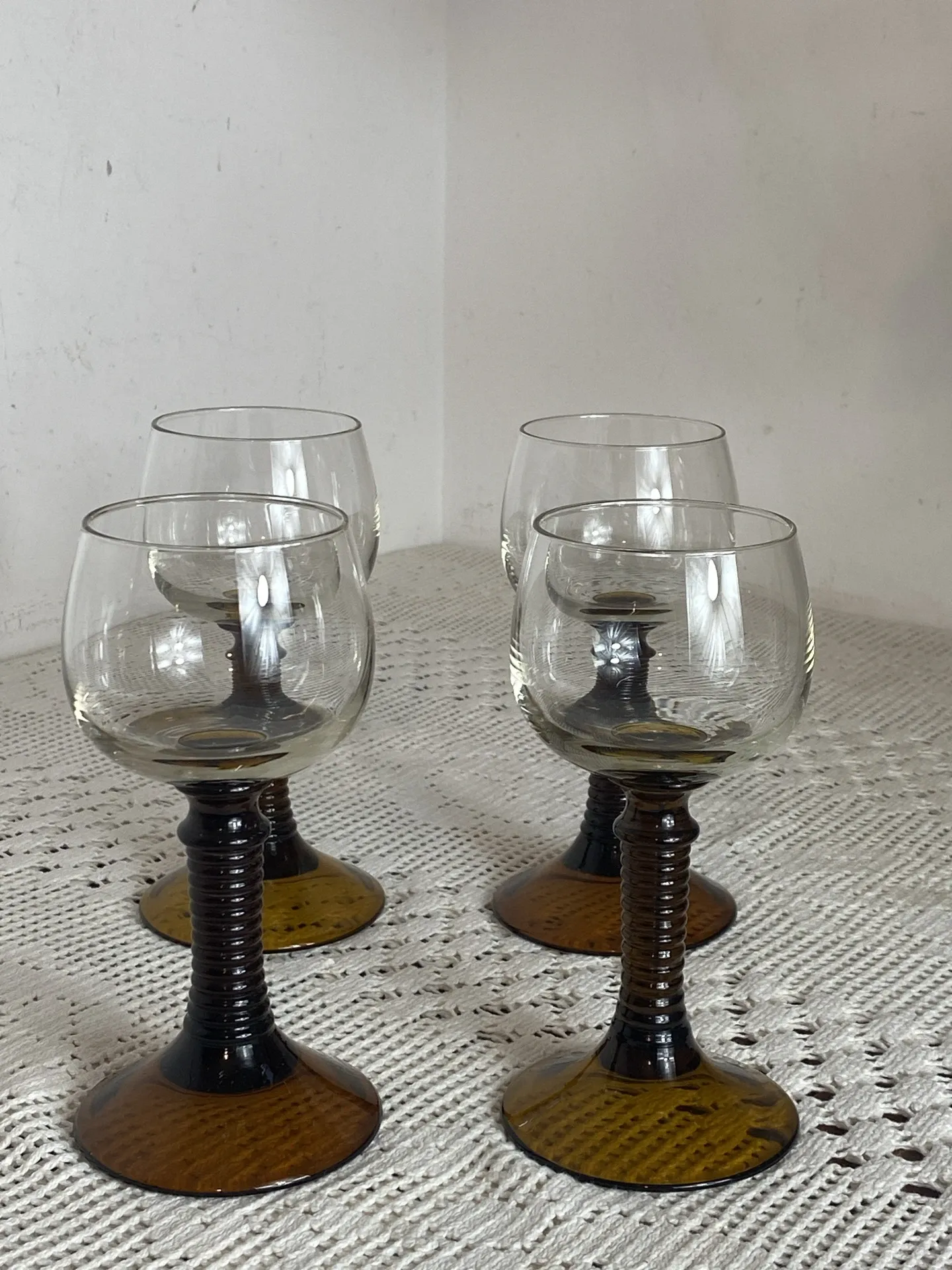 Verres à pied de type Roemer, couleur ambrée  