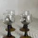 Verres à pied de type Roemer, couleur ambrée  