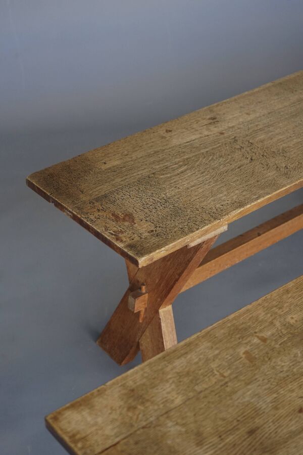 Paire de bancs rustiques de style ferme en bois de cerisier et de chêne, structure en X, années 1940