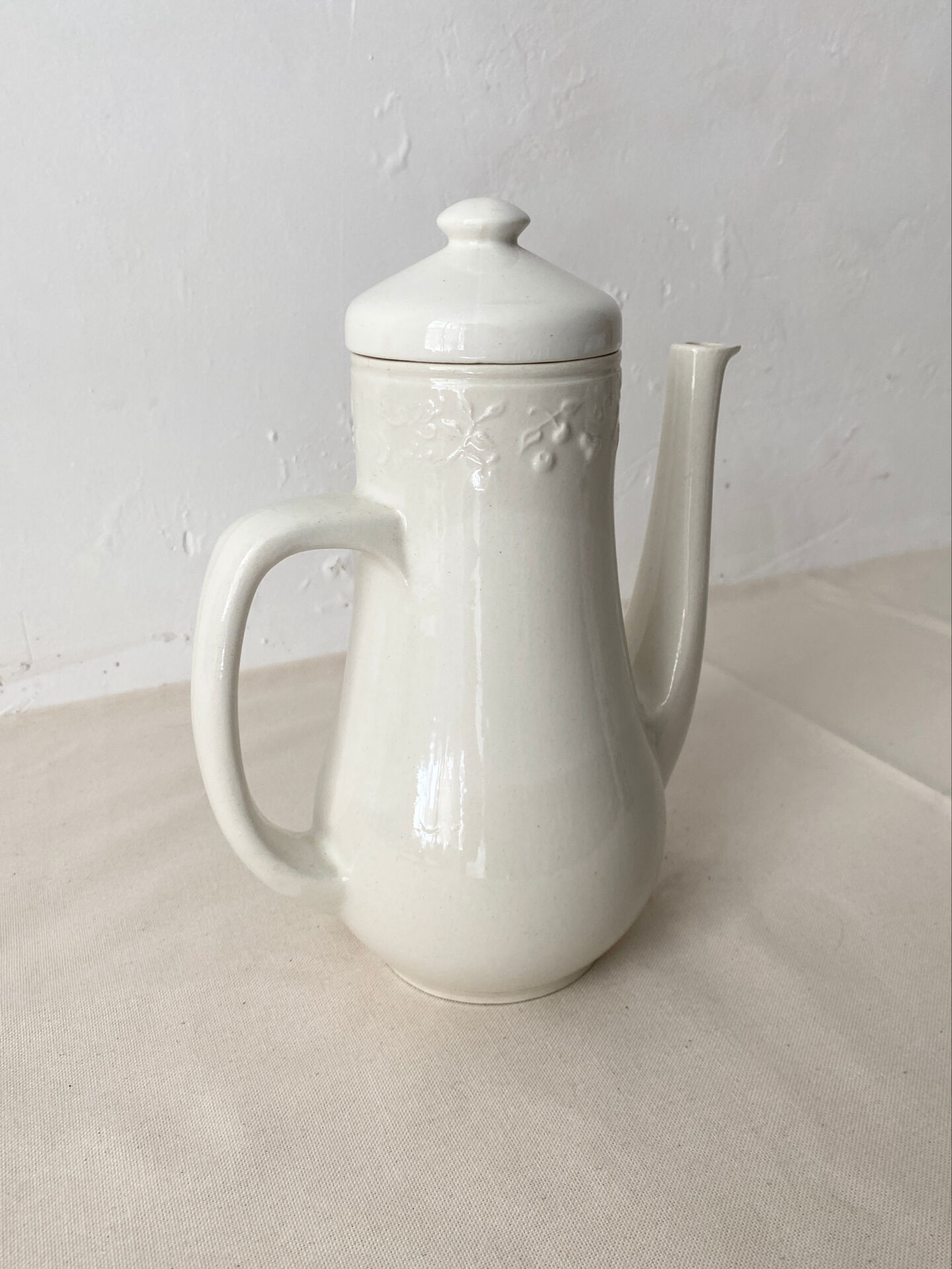 Coffee pot / teapot Sarreguemines France in white earthenware.