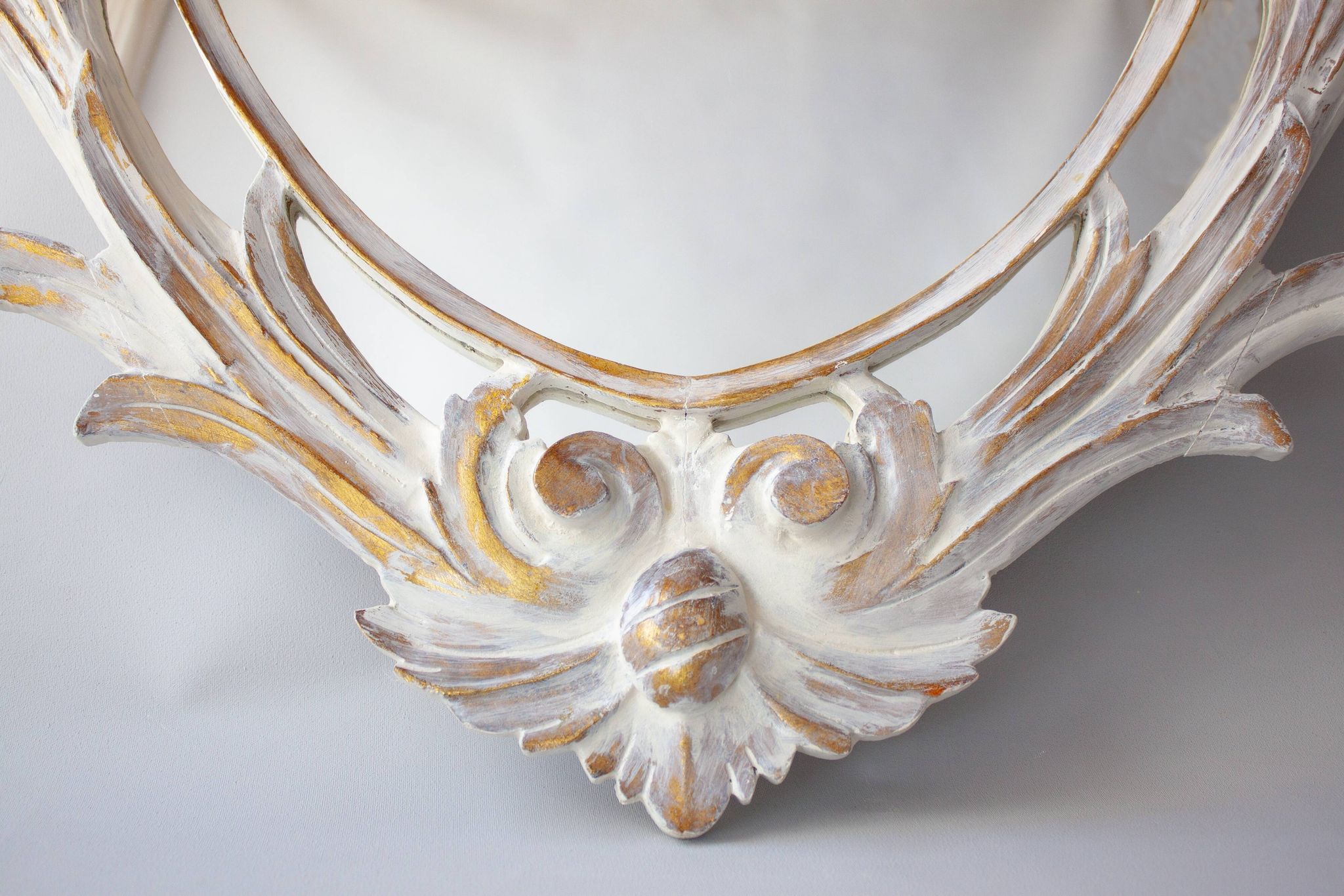 Antique oval mirror carved in wood.