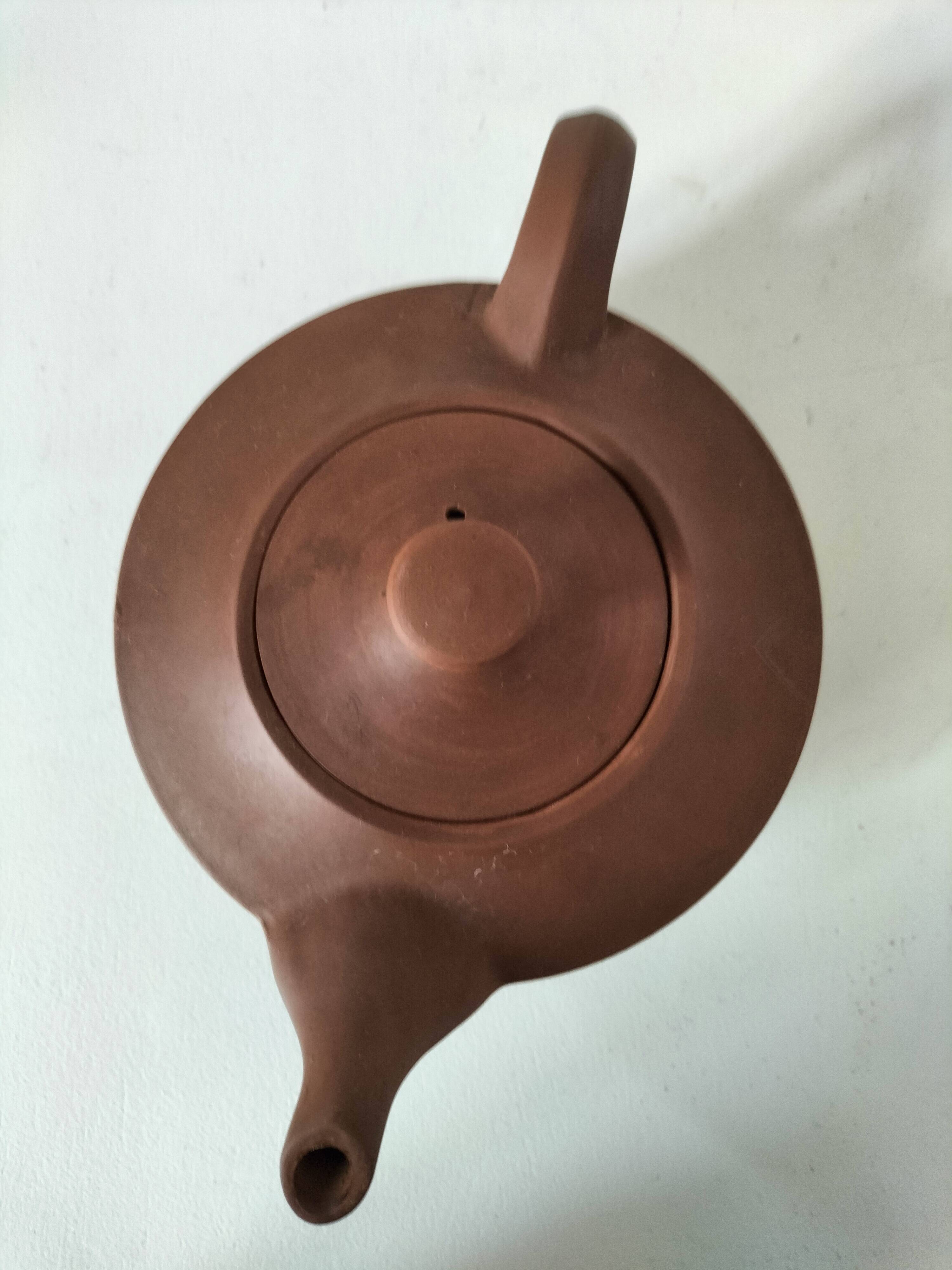 Japanese teapot in red clay engraved with integrated filter.